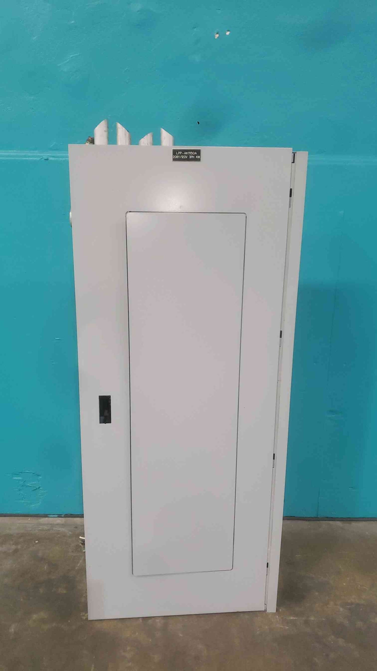 Eaton Cutler-Hammer PRL1A 225A 208Y/120V 3PH 42 Circuit Panelboard Box Breakers