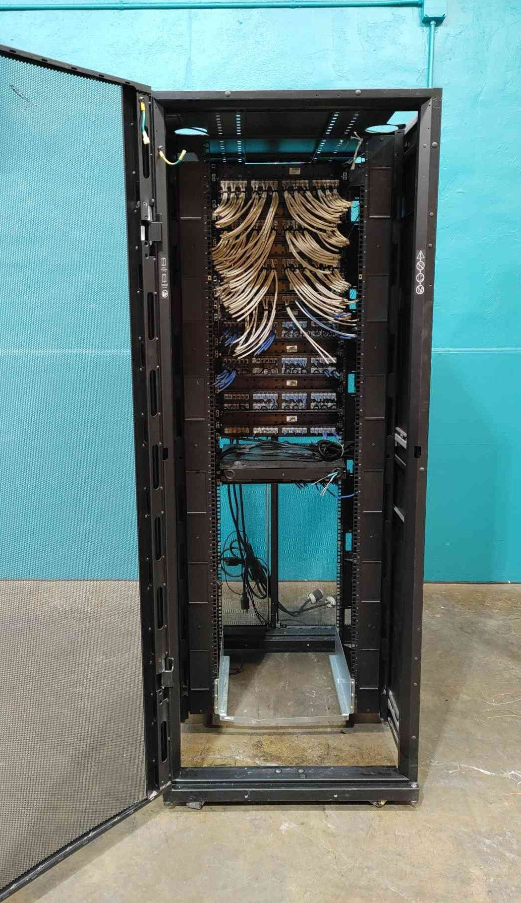 APC NetShelter SX 42U Wide Server Rack Enclosure AR3150 Populated Patch Panels