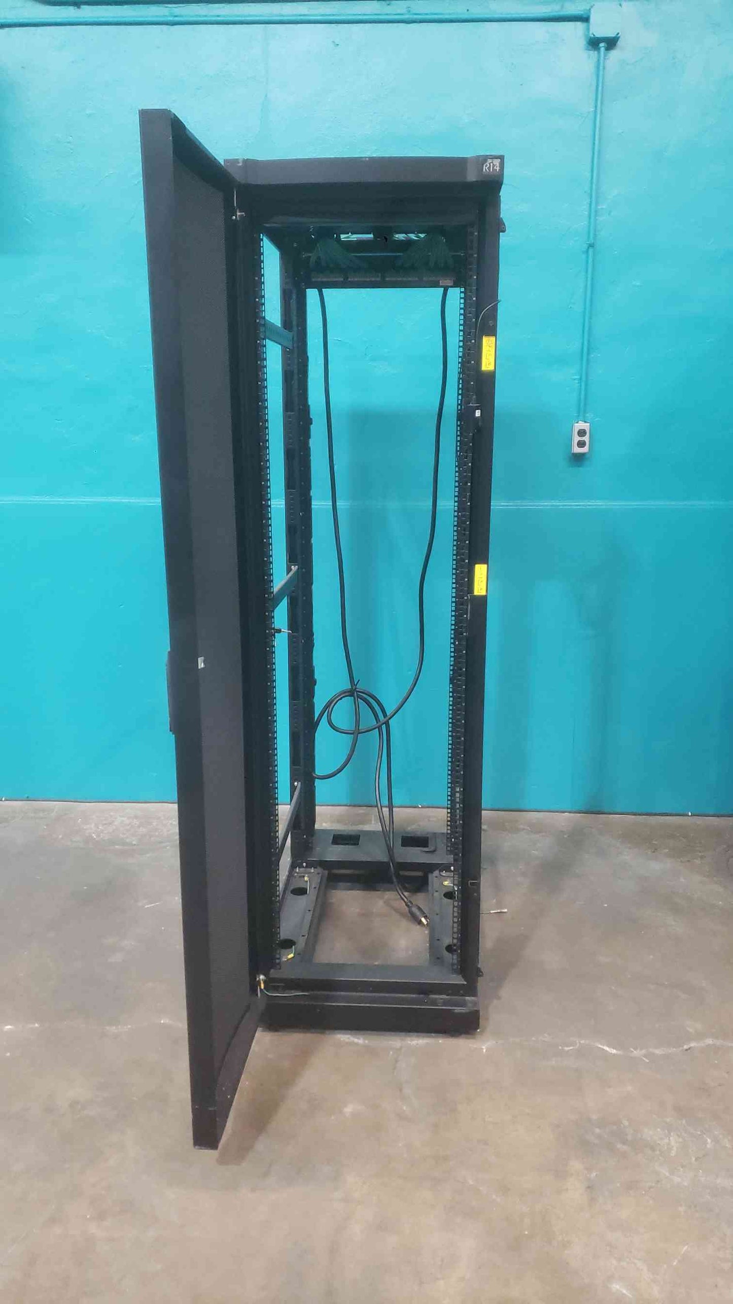 APC NetShelter VX 42U Server Rack Enclosure IT Cabinet 19" Black AR2101BLKX369