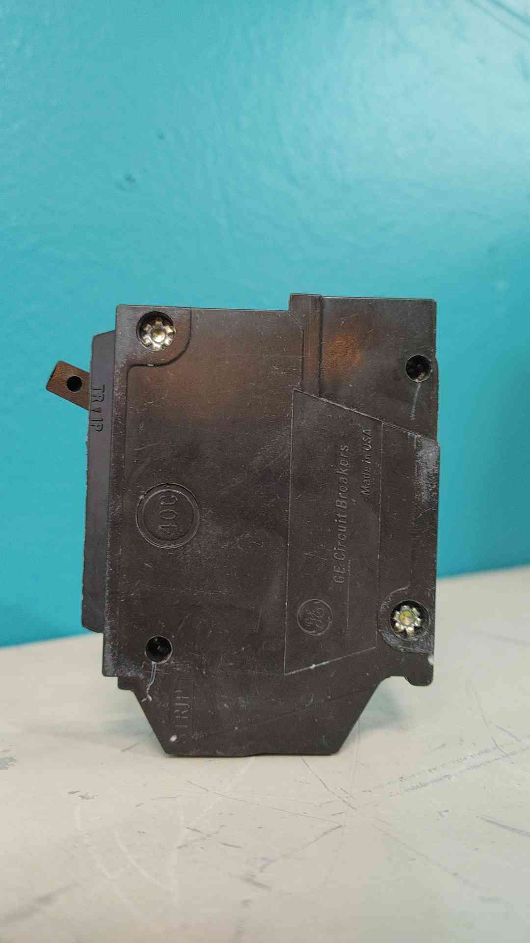 GE THQL1120 20A 1 Pole 120/240V Plug-In Residential Circuit Breaker THQL 20