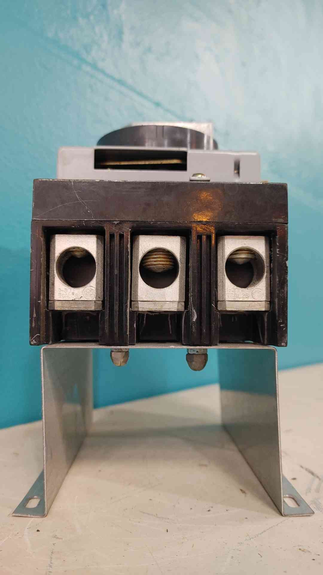 GE TQDR1X6 Rotary Handle Operating Mechanism Assembly W/ Lugs TCAL25 TQD THQD