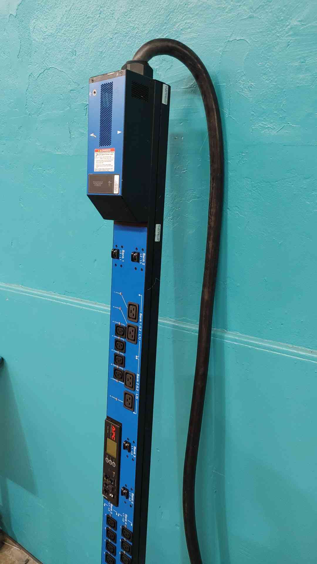 APC AP8966 Switched Rack PDU 17.2kW 208V 3-Phase ZeroU IEC 60309 Blue AP8966BLU