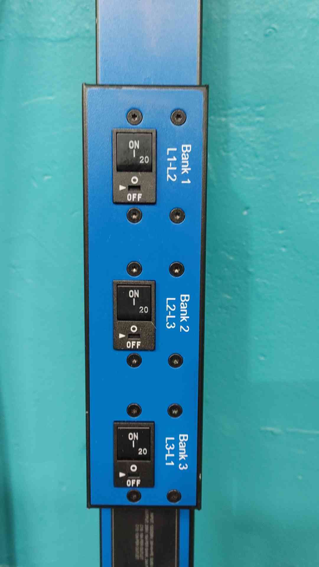 APC AP8865 Metered Rack PDU 0U 208V 3-Phase ZeroU IEC C13 C19 Server Power Strip