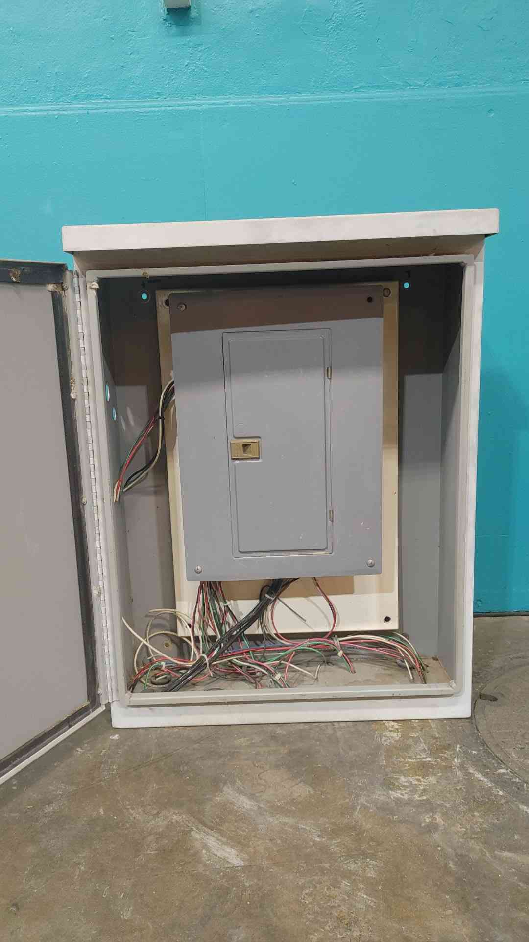Square D QO 120/240V Load Center Breaker Panel In NEMA 3R Outdoor Steel Cabinet