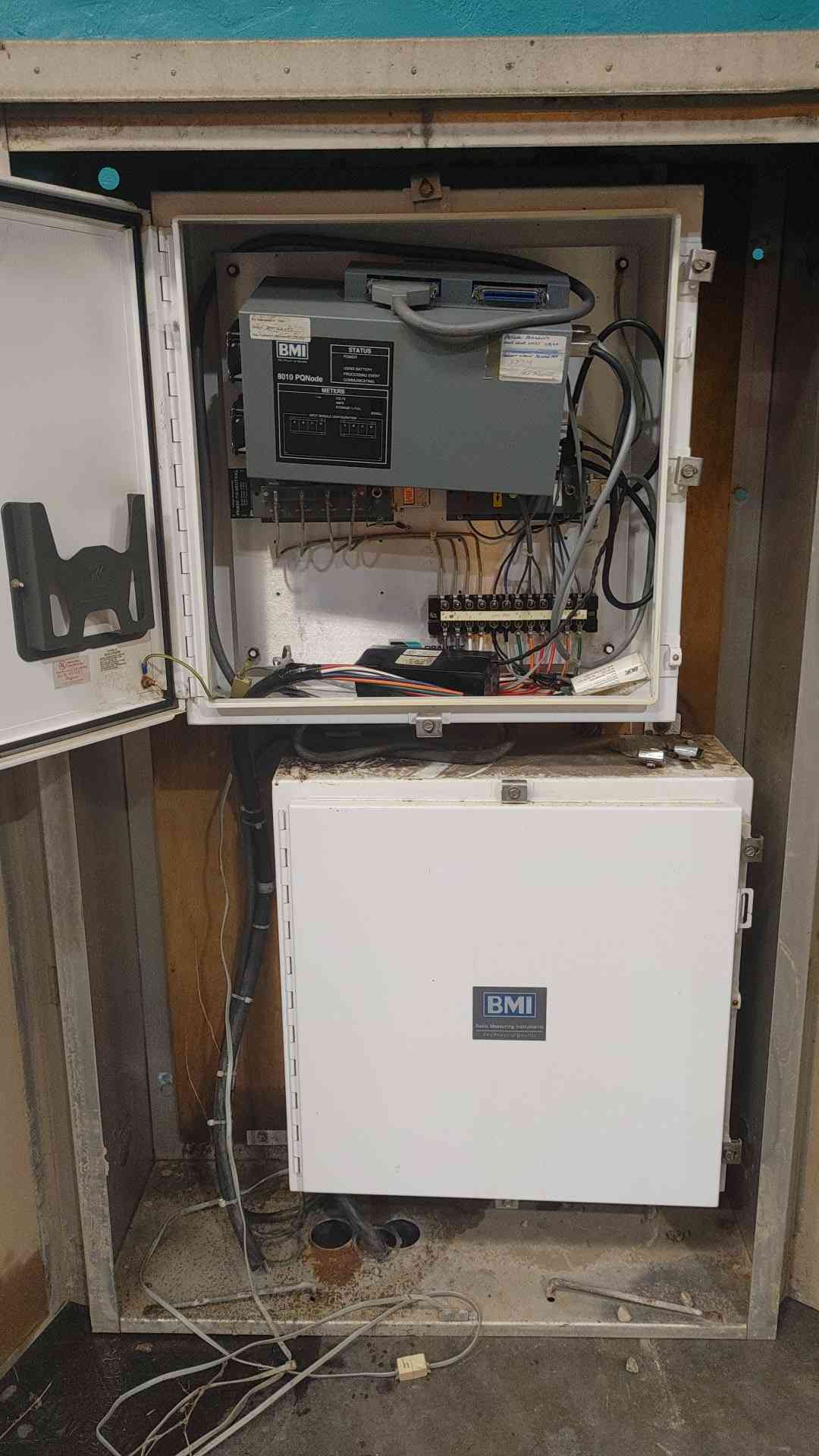 Dranetz BMI 8010 PQNode Power Quality Analyzer Monitor Substation Enclosure Cabinet