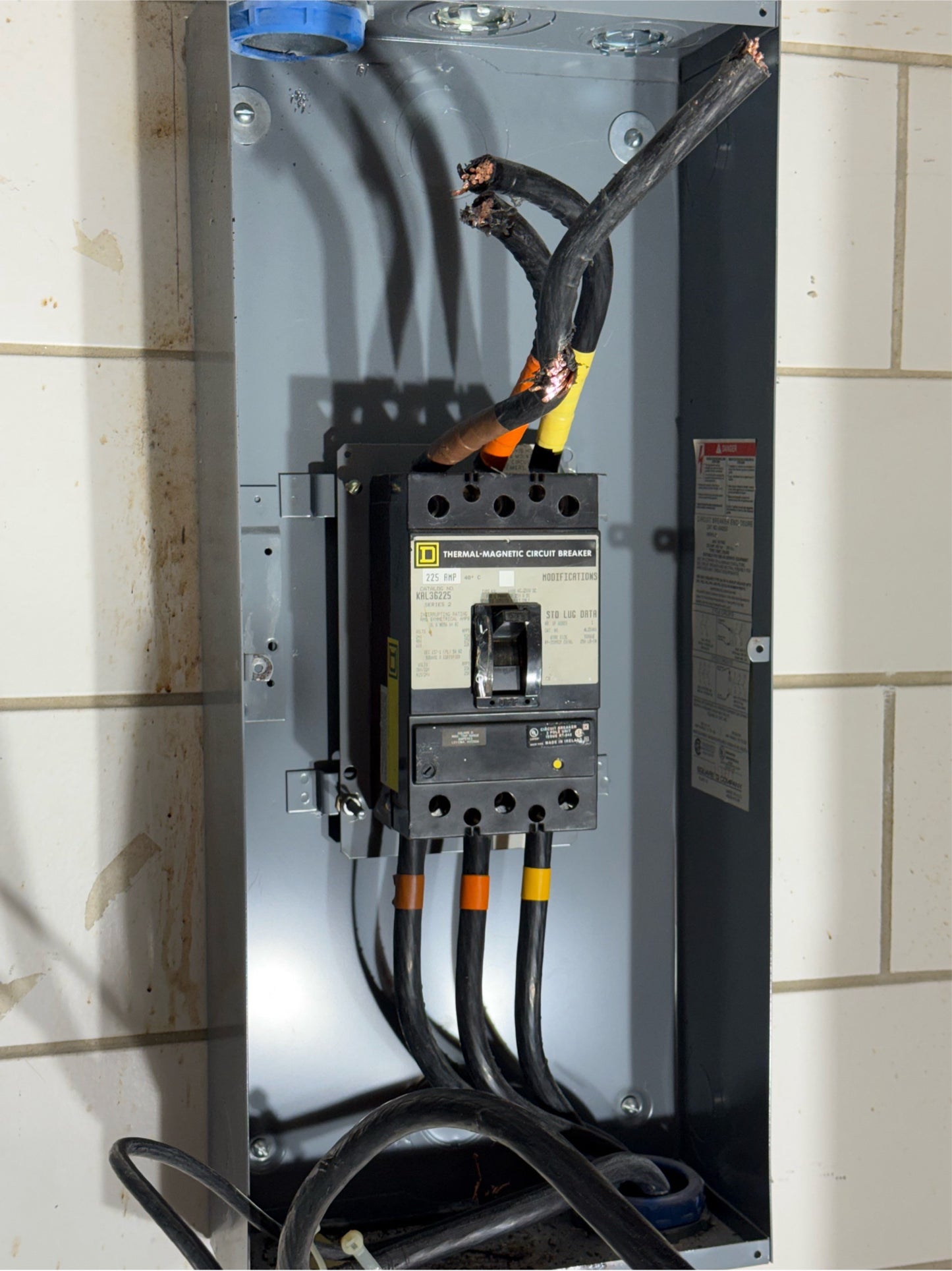 Square D Enclosed Circuit Breaker 225a KAL36225 in Enclosure(SKU: 110479)