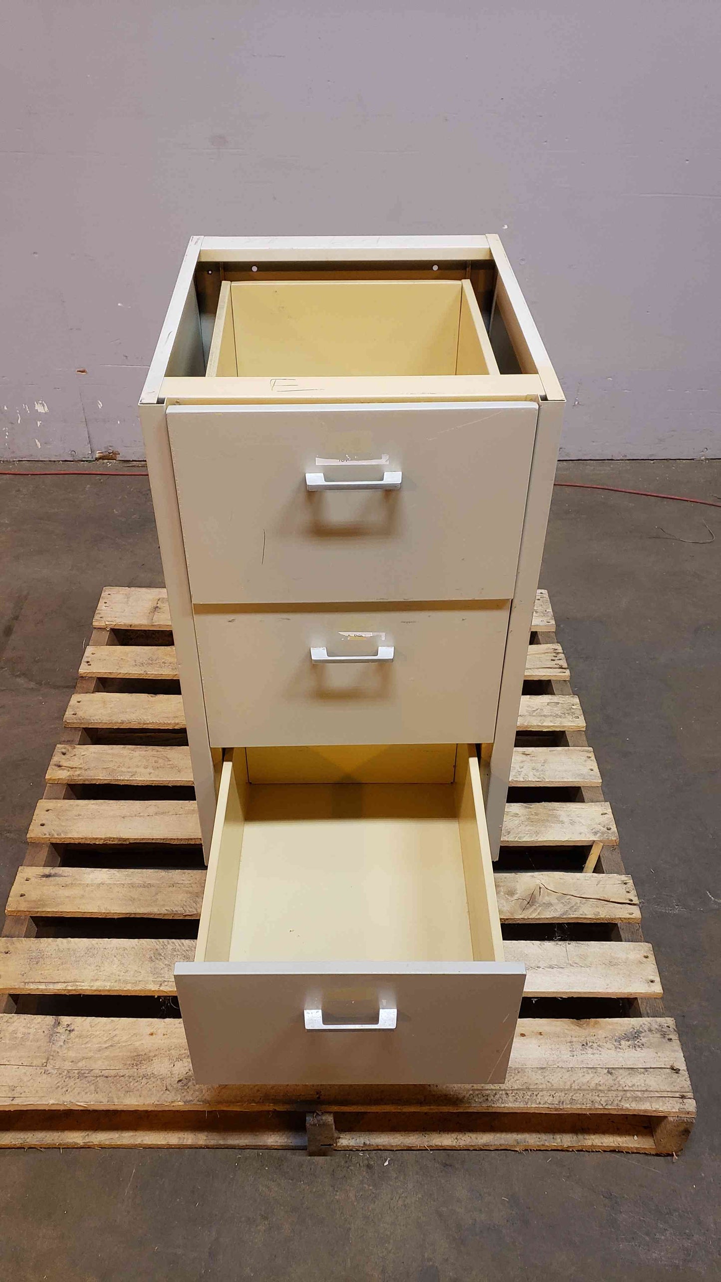 18" St. Charles Casework W/ 3 Drawers(Q16591)