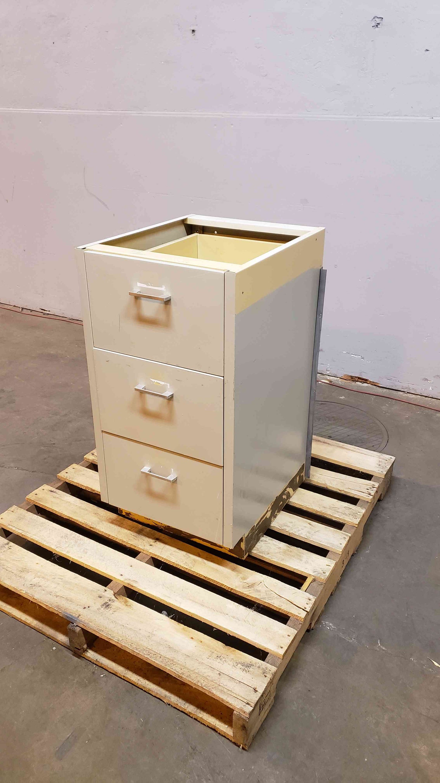 18" St. Charles Casework W/ 3 Drawers(Q16591)