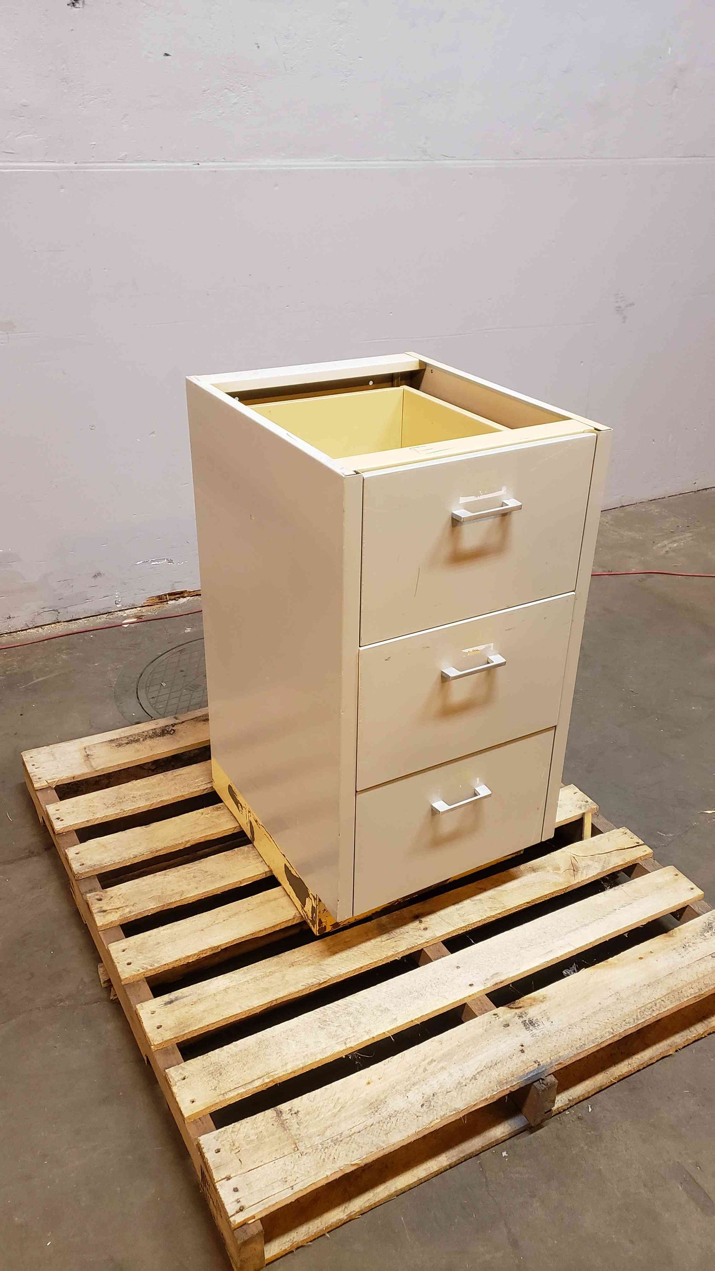 18" St. Charles Casework W/ 3 Drawers(Q16591)