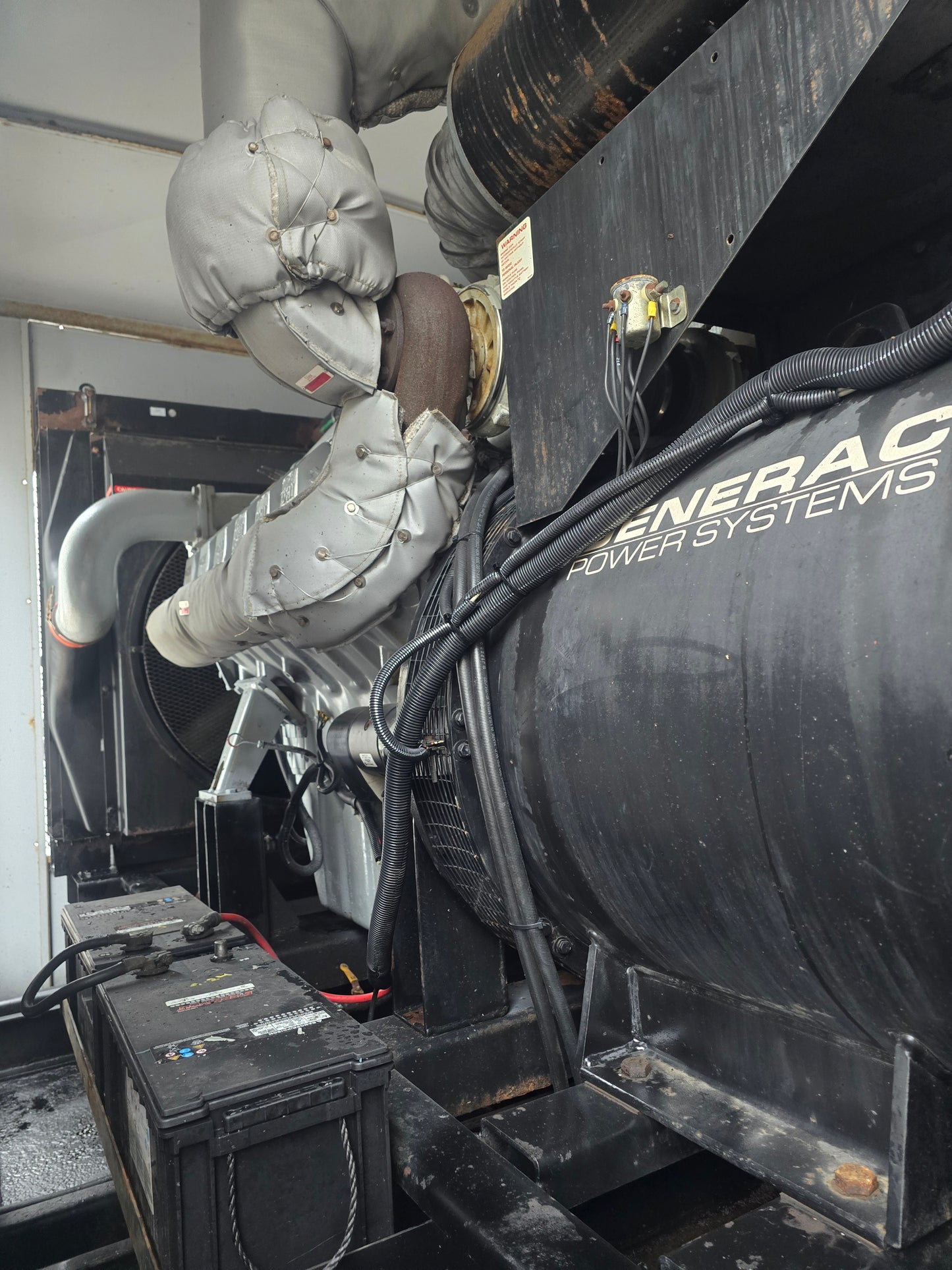 500KW Generac 22L V12 Daewoo Diesel Generator Enclosed w/ Tank '00 152hrs 1&3PH TESTED