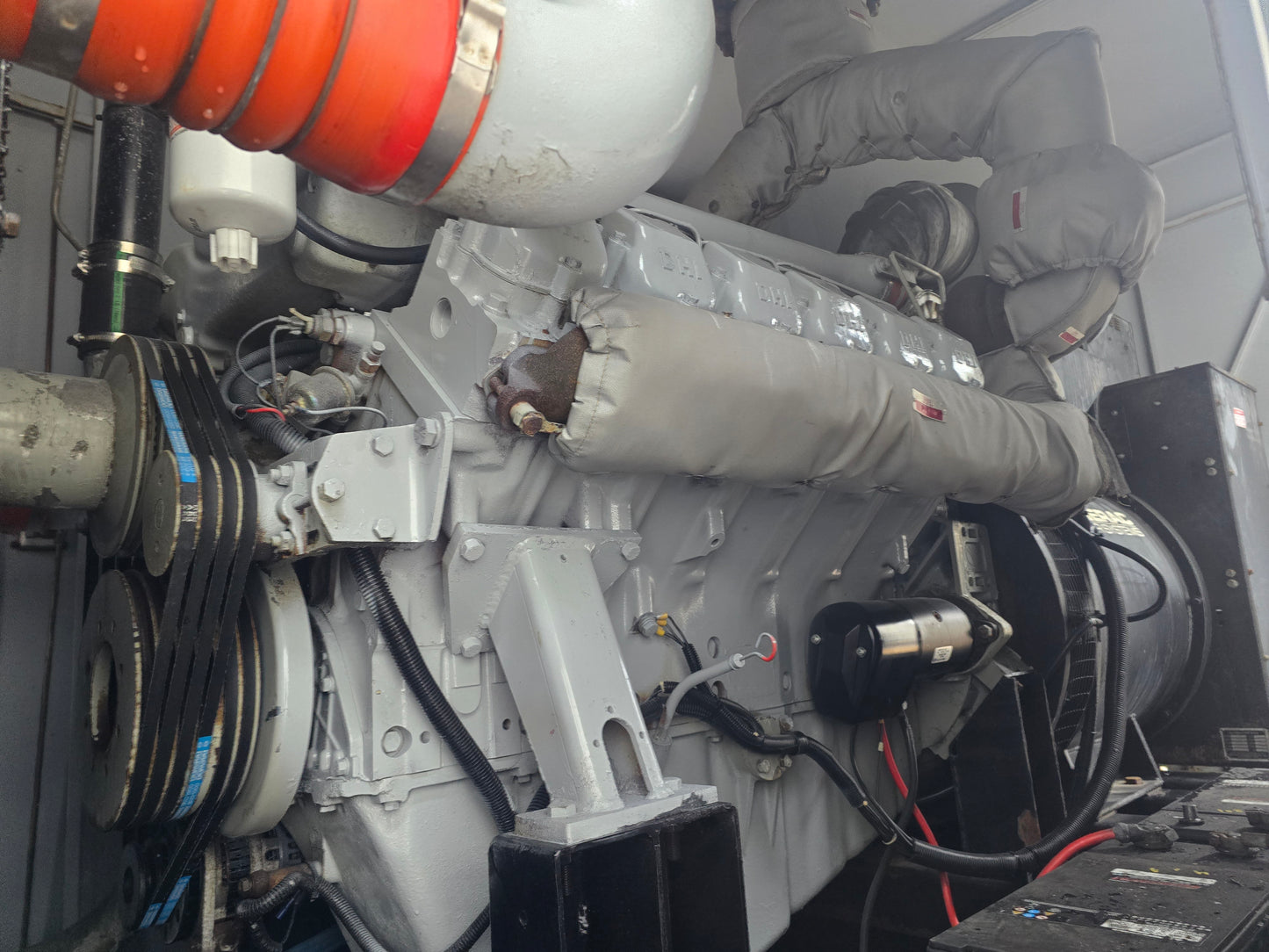 500KW Generac 22L V12 Daewoo Diesel Generator Enclosed w/ Tank '00 152hrs 1&3PH TESTED