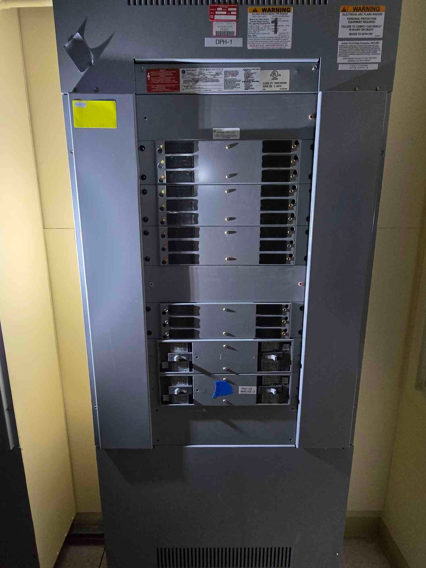 400A GE Spectra Series Power Panelboard 480Y/277 3PH 4 Installed Breakers