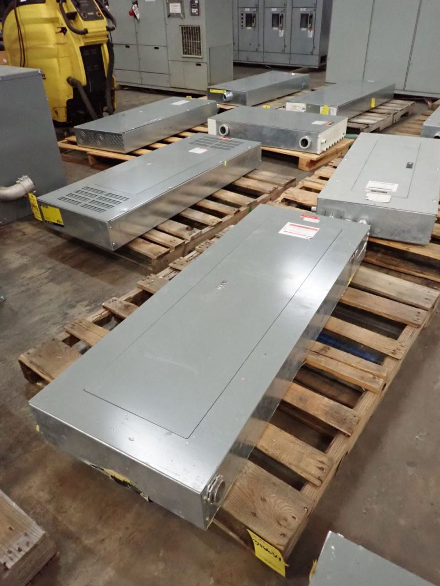 Square D NEHB-42441-2 Panelboard 225A 480V 3PH w/ NEHB-2MW Main Breaker Kit (SKU: 111754)