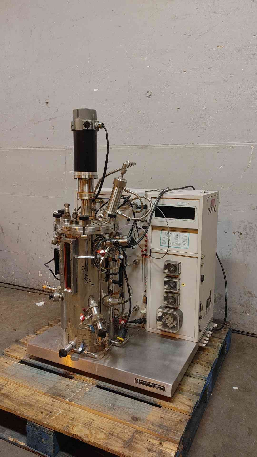 New Brunswick BioFlo IV Bioreactor 200/208V 1PH 15A BIOFLOIV