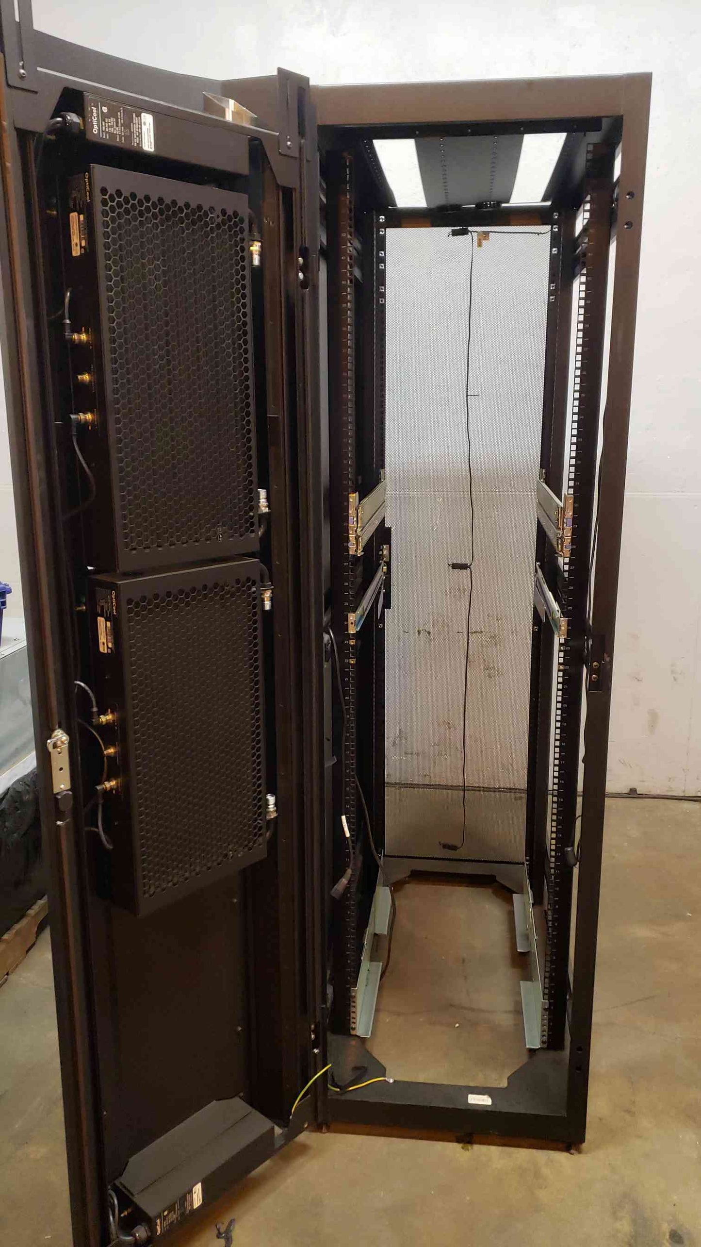 IBM Opticool Rolling Server Rack 7014-T42 Front Door Cooling 10KW R134 1 Side In-Row (108129)