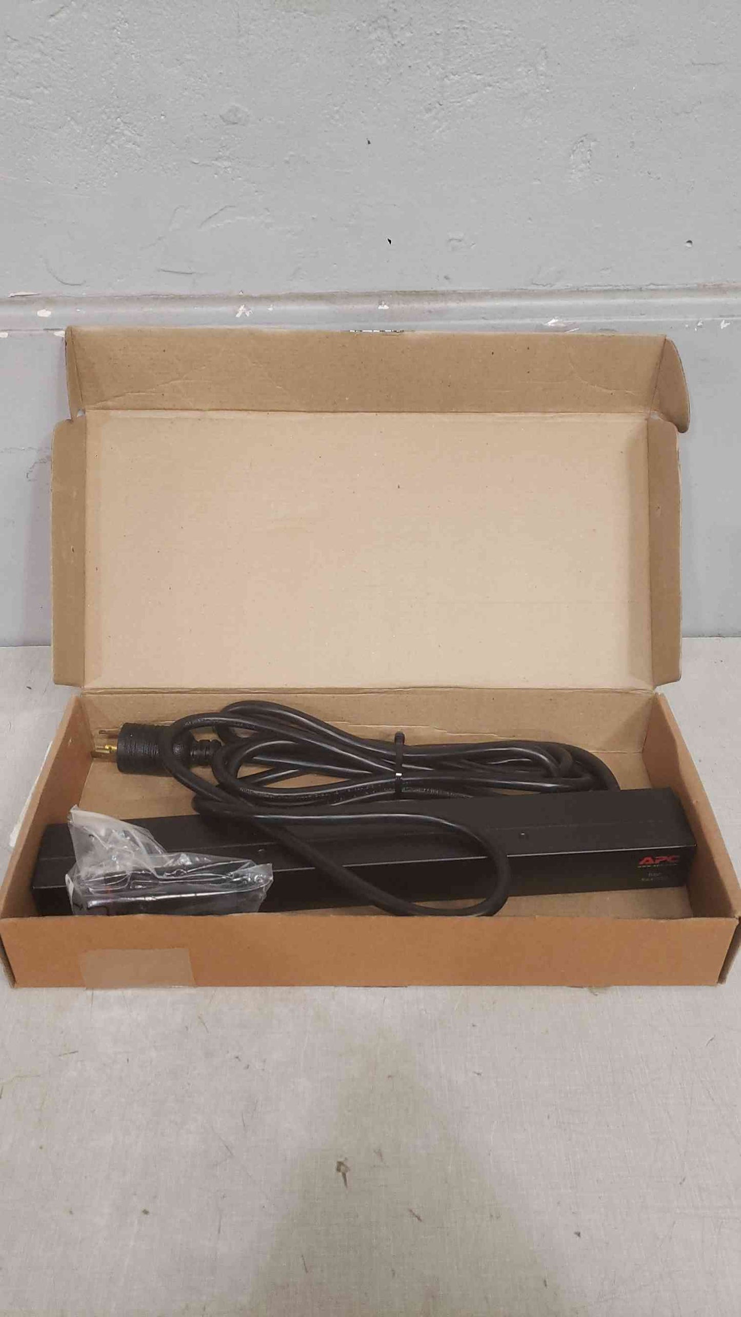 NEW APC PDU Strip AP9566 (SKU: 111675)