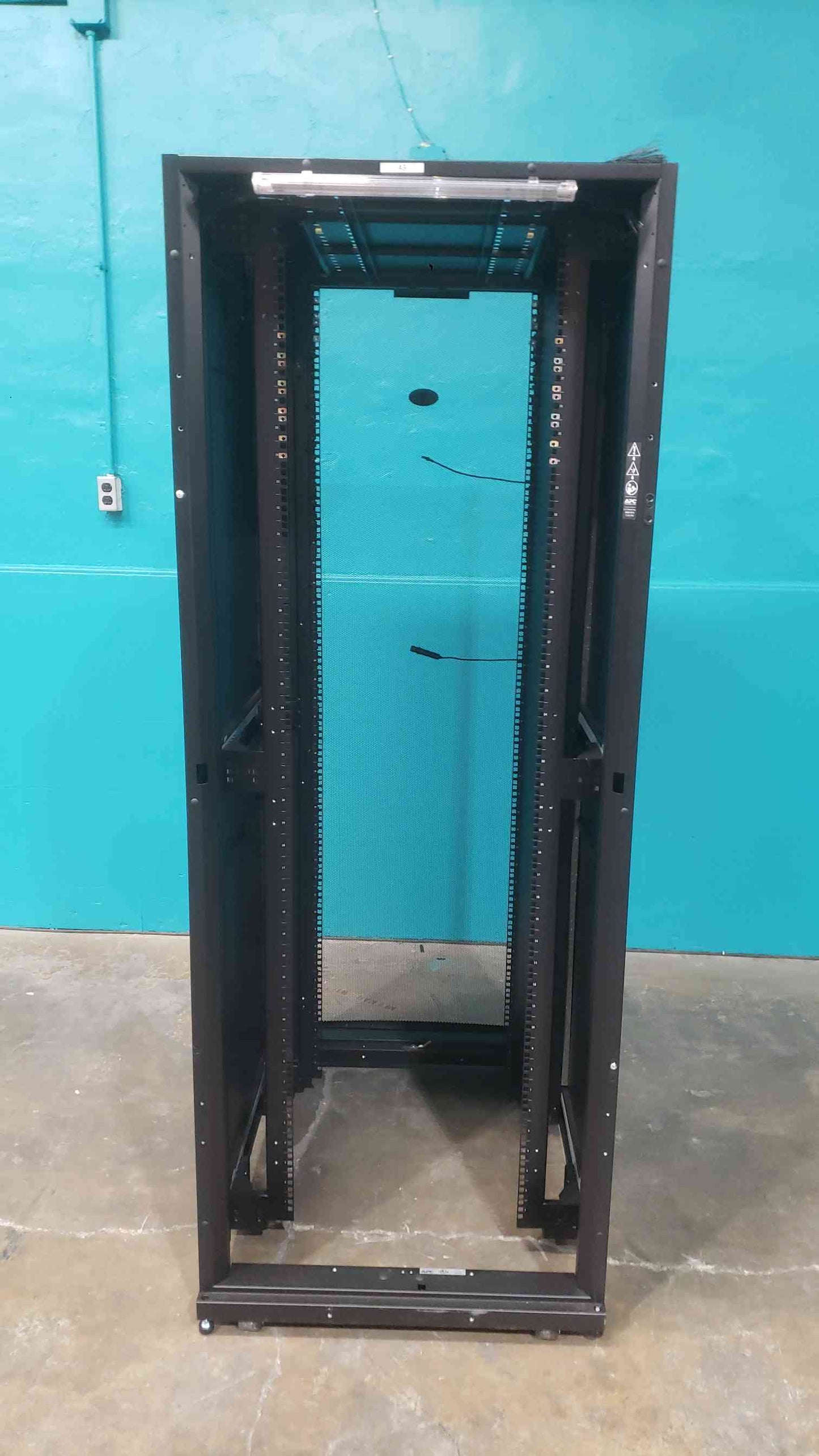 APC NetShelter SX 42U Server Rack Enclosure AR3100 - Black - IT Data Cabinet (SKU: 112985)