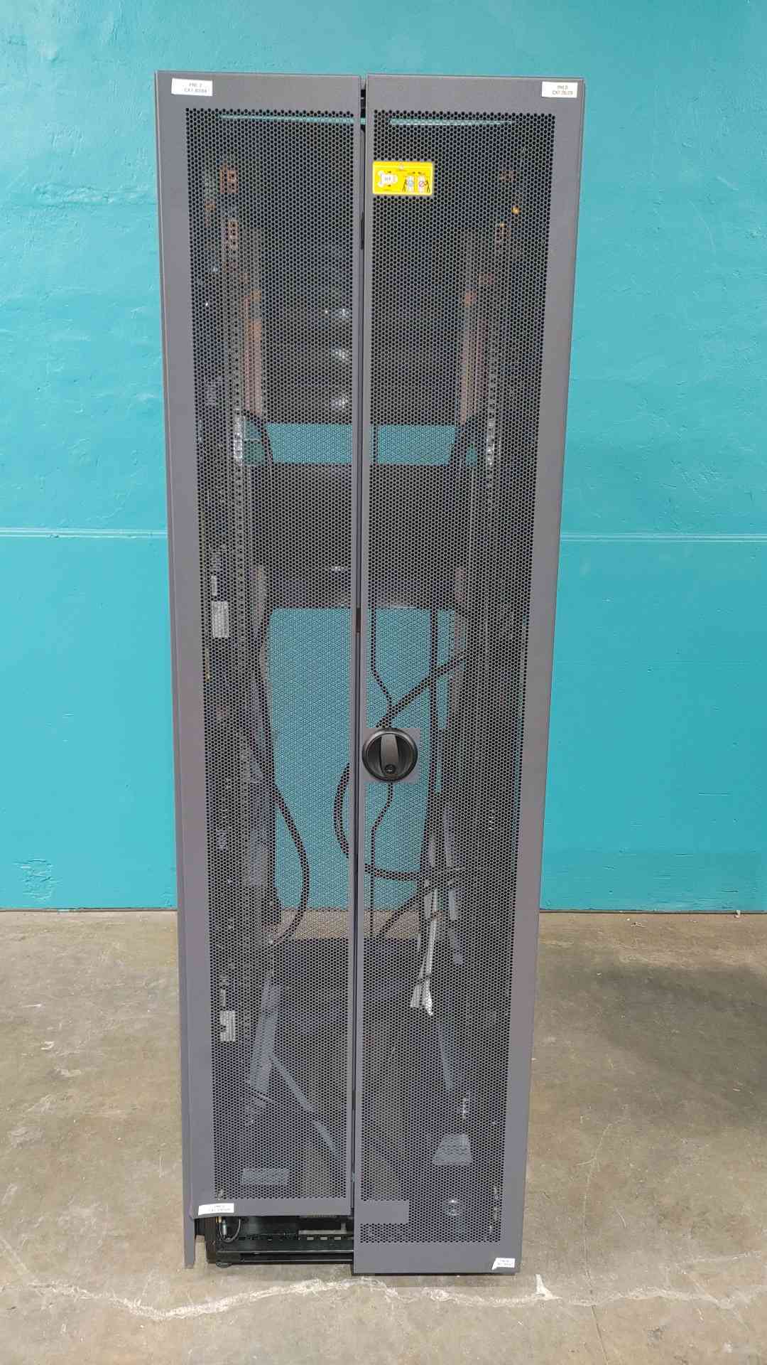 NetApp NetShelter NAC-0501 42U Server Rack Cabinet Enclosure 19" Data Center