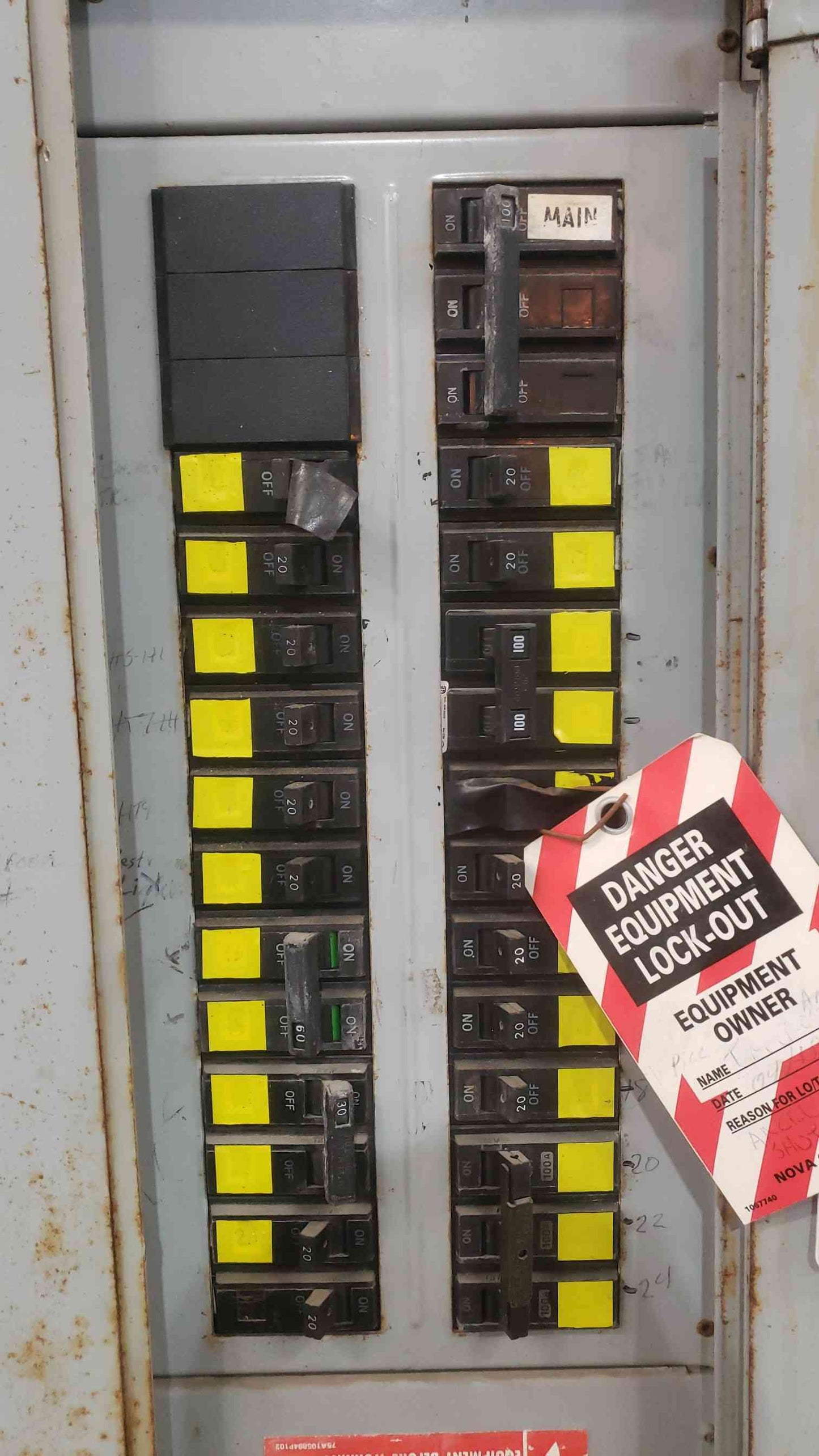 GE 3 Phase Panelboard 100A Main Breaker 7x 100A 2x 60A Multi-Pole TQB Frame
