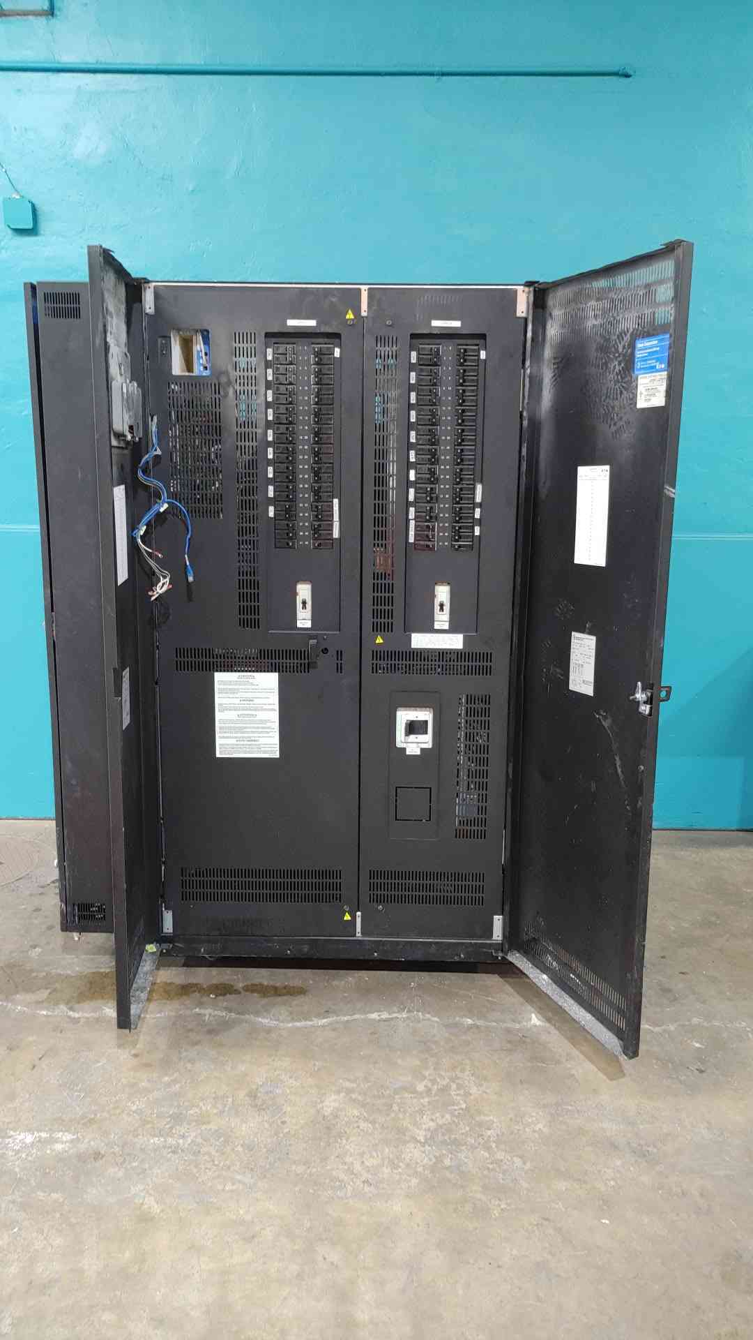 Eaton Powerware 300 kVA Data Center PDU PDU243594-001 Hammond 480V 208V Transformer