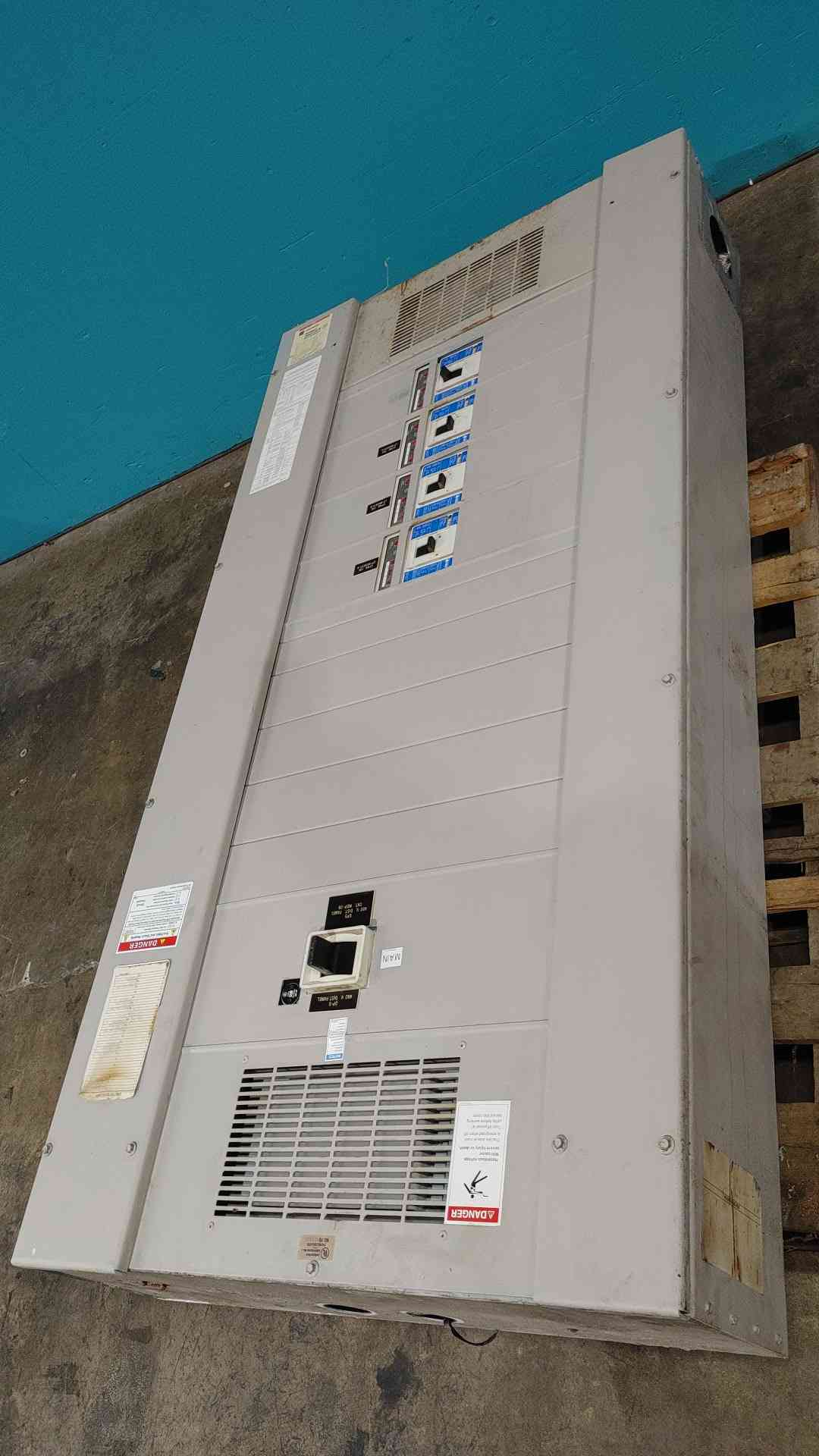 Cutler Hammer PRL4B 800A 480V 3PH Panelboard Pow-R-Line W/ 4x 400A KD Breakers