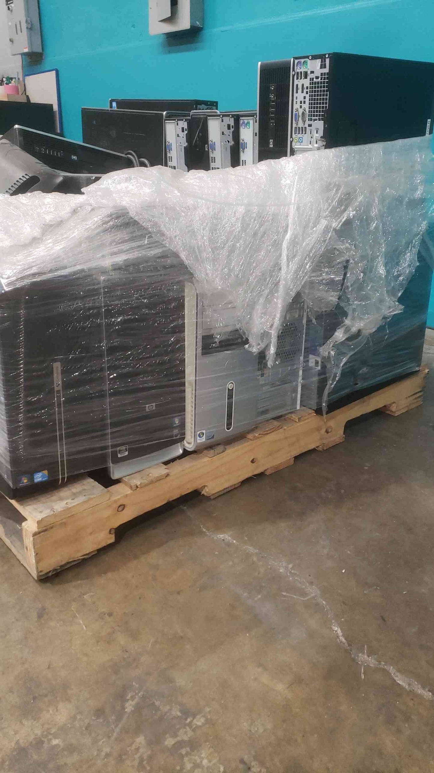 Mixed Lot Of 7 Computer Monitors/ 10 Computers (SKU: 113926)
