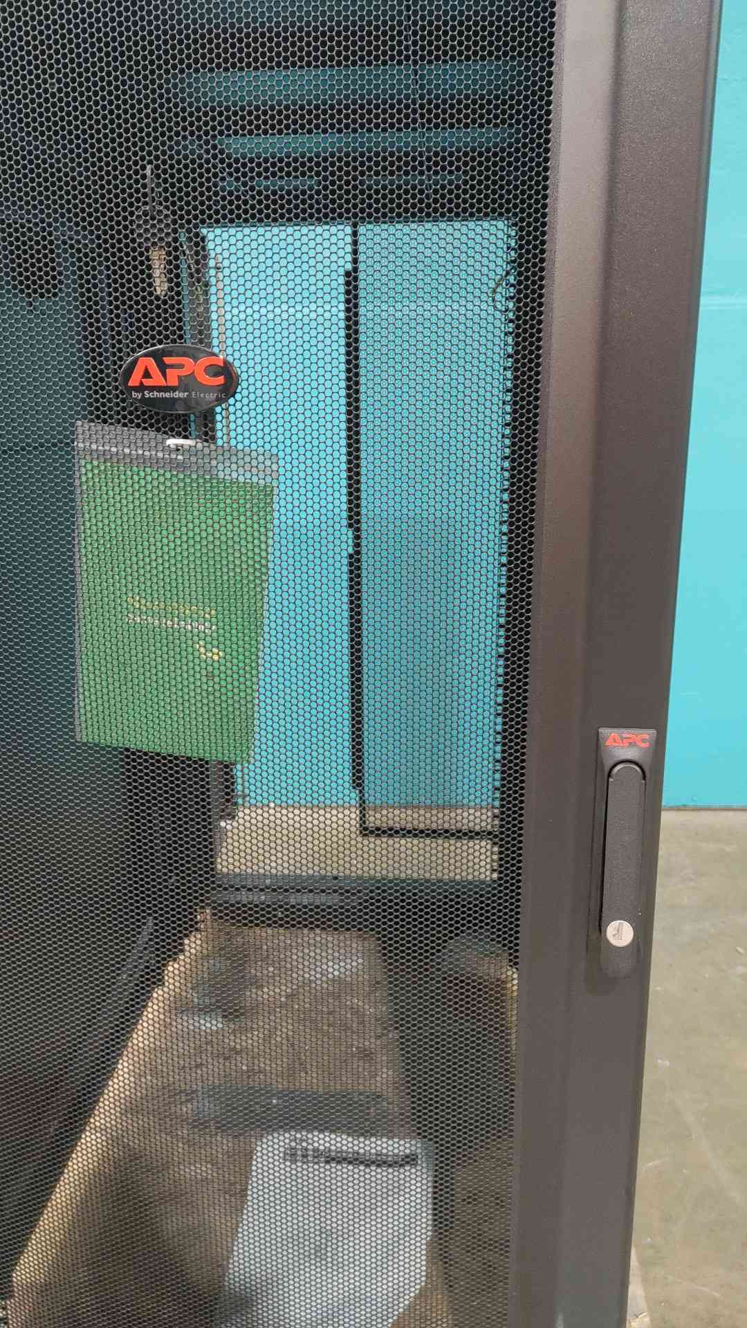 APC NetShelter SX 42U Server Rack Enclosure Cabinet E242296 Locking Doors