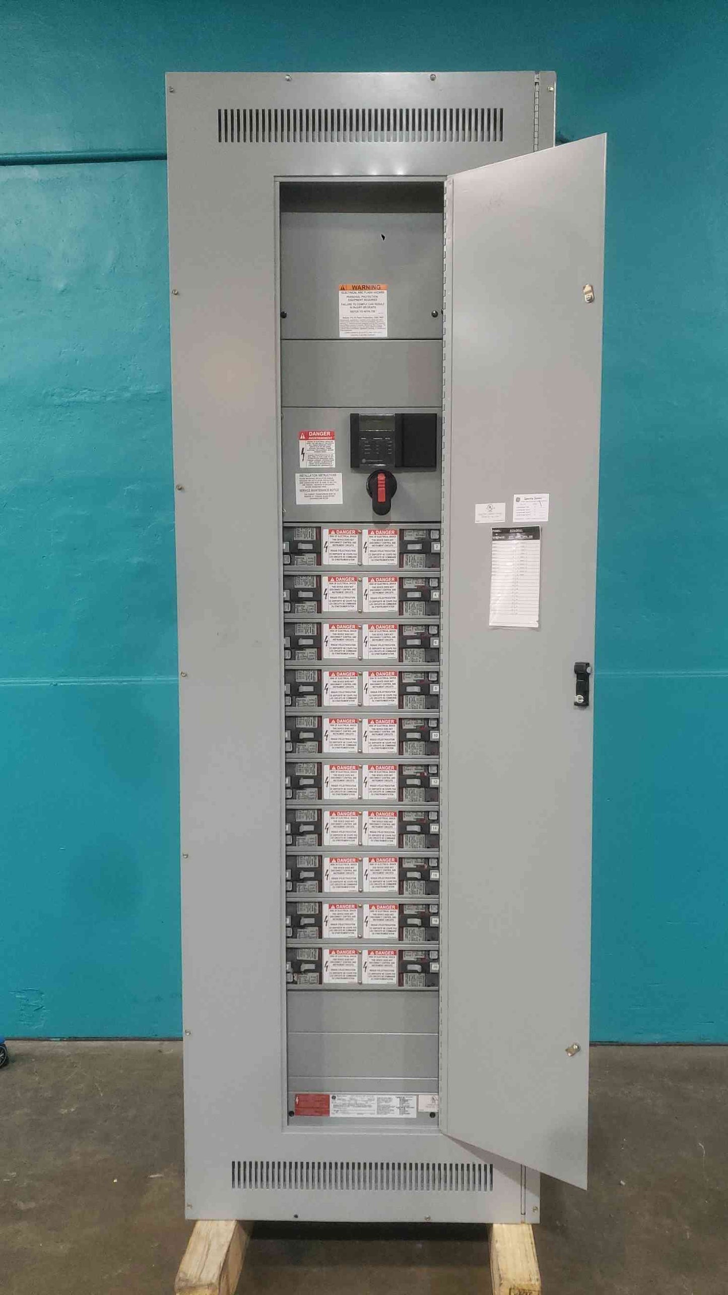 GE Spectra Series 600A 480V Panelboard w/ 20x SEPA36AT0030 30A 3-Pole Breakers