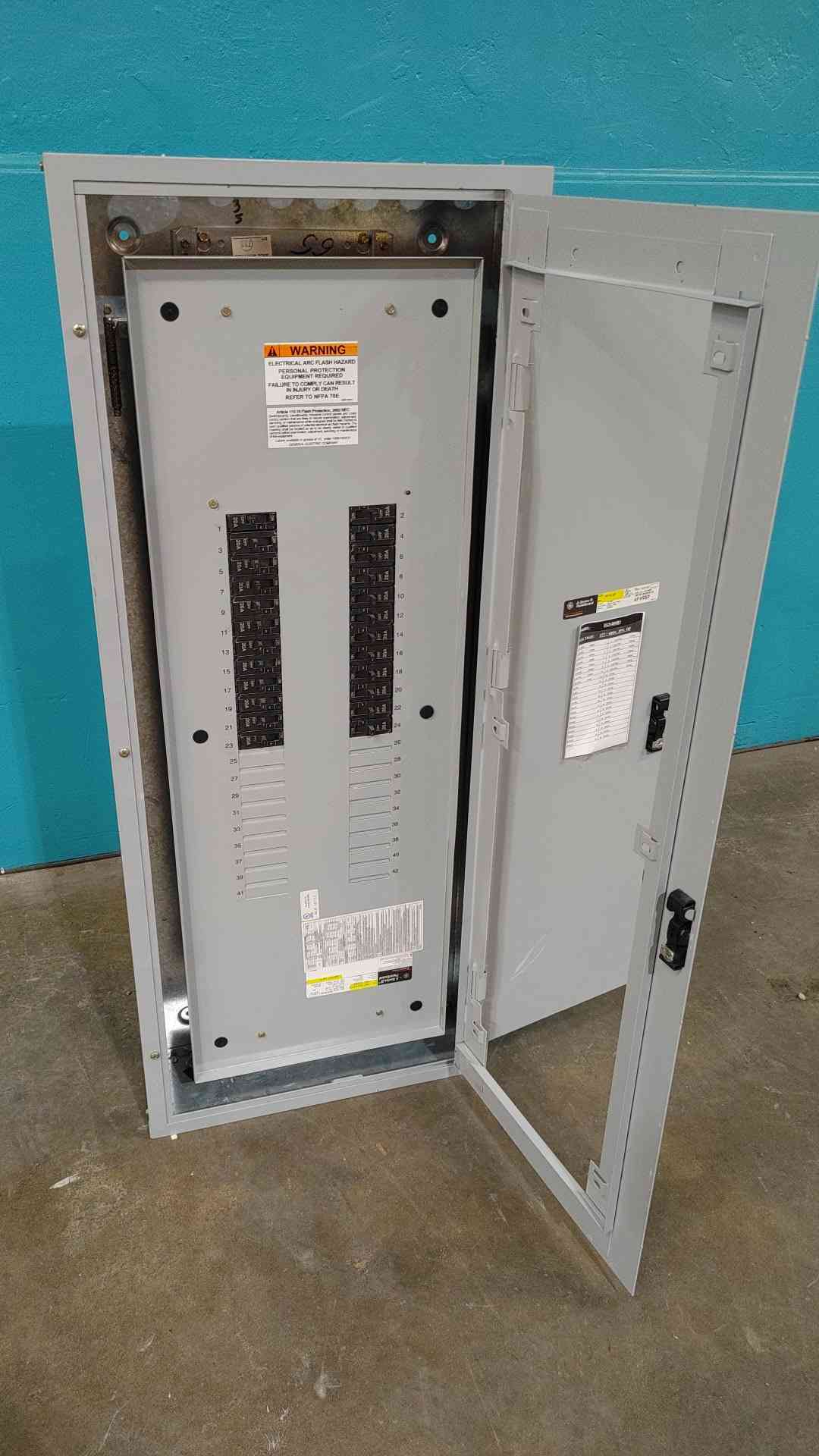 GE 3 Phase 480V 225A Panelboard Door in Door Load Center W/ 24x 20A Bolt Breakers