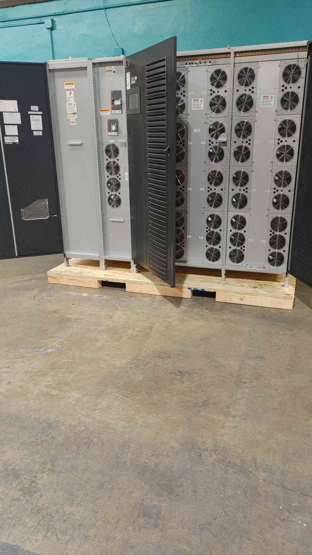 Liebert NX 400kVA 400kW 3ph UPS and Battery Cab 480V 38SA400AAAVA685