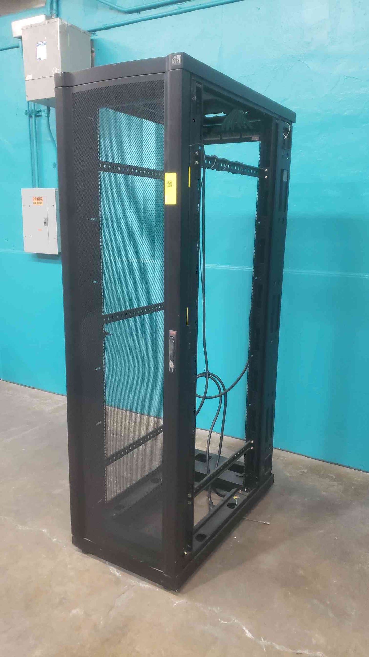 APC NetShelter VX 42U Server Rack Enclosure IT Cabinet 19" Black AR2101BLKX369