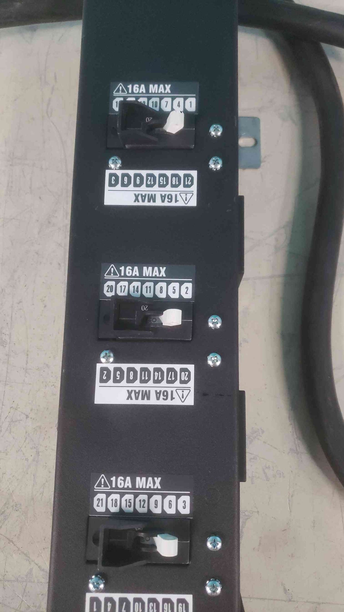 Teradata 30A30DLPRU0021572 200-240V 3 Phase 0U Vertical Rack PDU 315-0611289