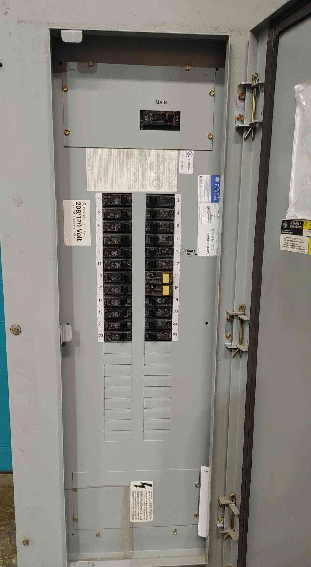GE A-Series II 225A Panelboard 208Y/120V 3PH 200A Main AQU3422RCX 24 Breakers THQB