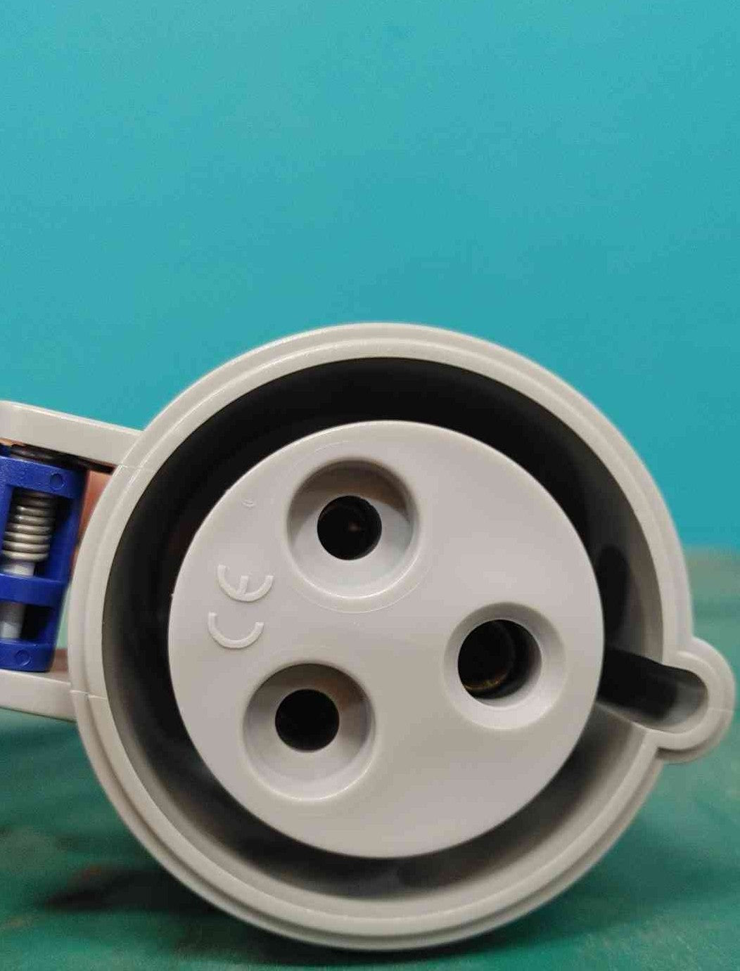 Leviton S232-C6 32A 200-250V 2P+E 3W 6h Splashproof Pin & Sleeve Connector IP44