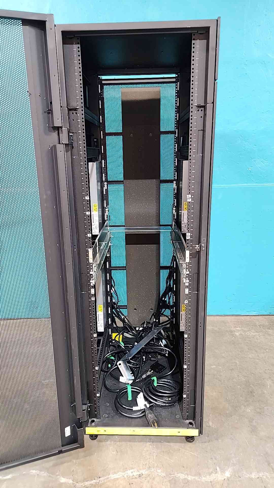 IBM 7014-T42 42U 19-Inch Server Rack Cabinet Enclosure w/ Dual Vertical PDUs T42