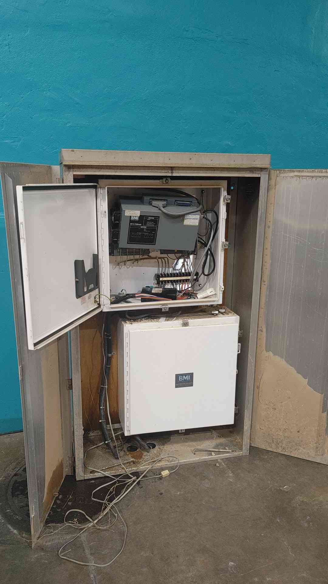 Dranetz BMI 8010 PQNode Power Quality Analyzer Monitor Substation Enclosure Cabinet