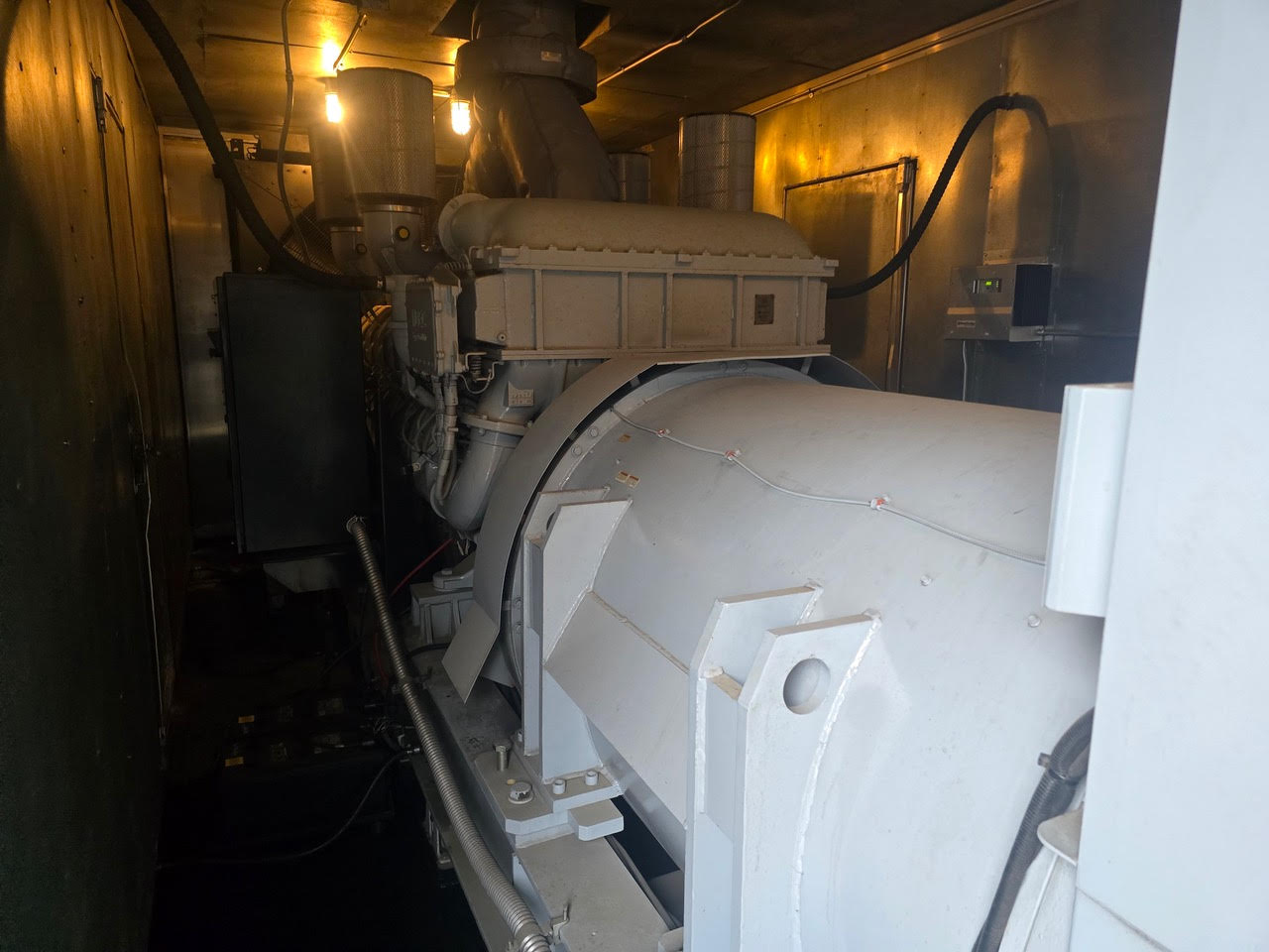 2MW 2000KW Detroit Diesel Generators Enclosed 7821/13200v 703Hrs