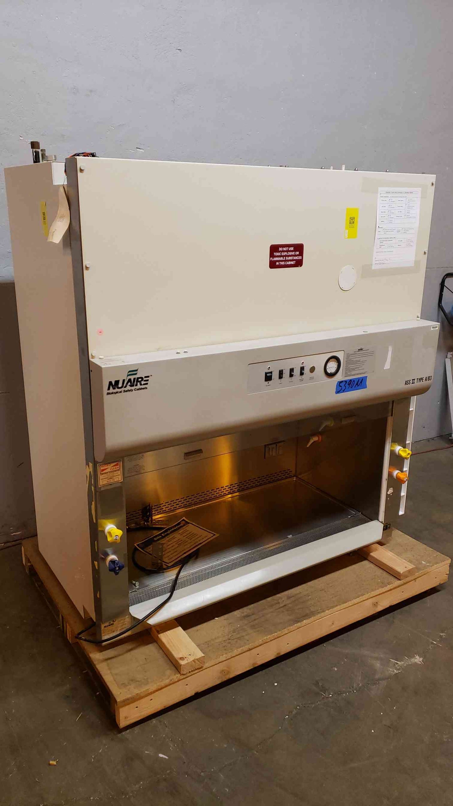 NuAire LabGard NU-425-400 4' Class II Type A2 Biosafety Cabinet w/ Stand (5390AA)