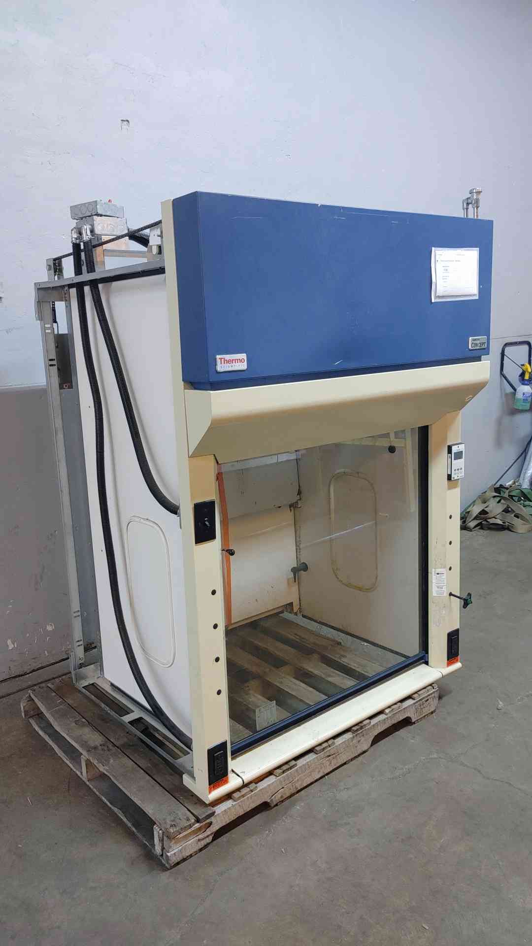 Thermo Scientific 4' Hamilton Concept Fume Hood with Bench (SKU:101634)