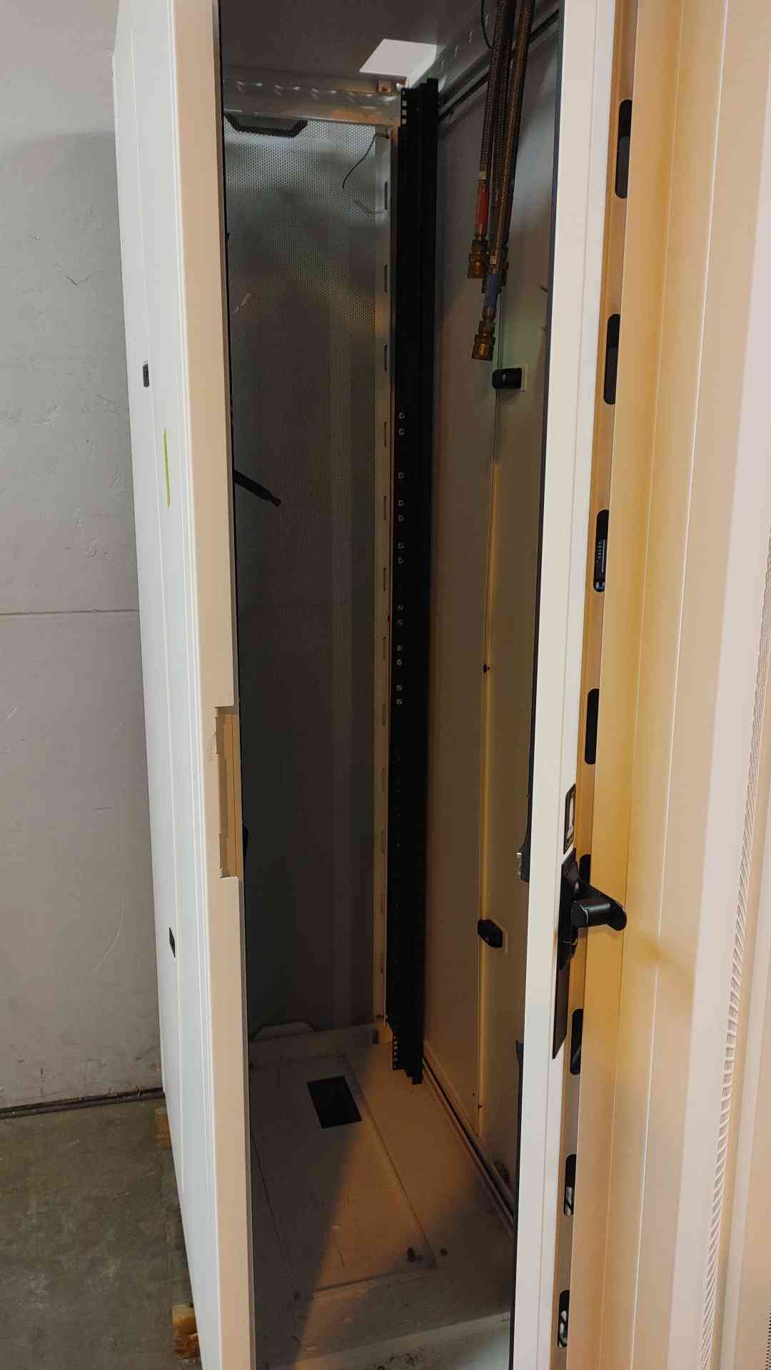 42U Ortronics OptiCool Server Rack Fully Enclosed w/ Cooling OR-LXO4724455-5000 (108407)