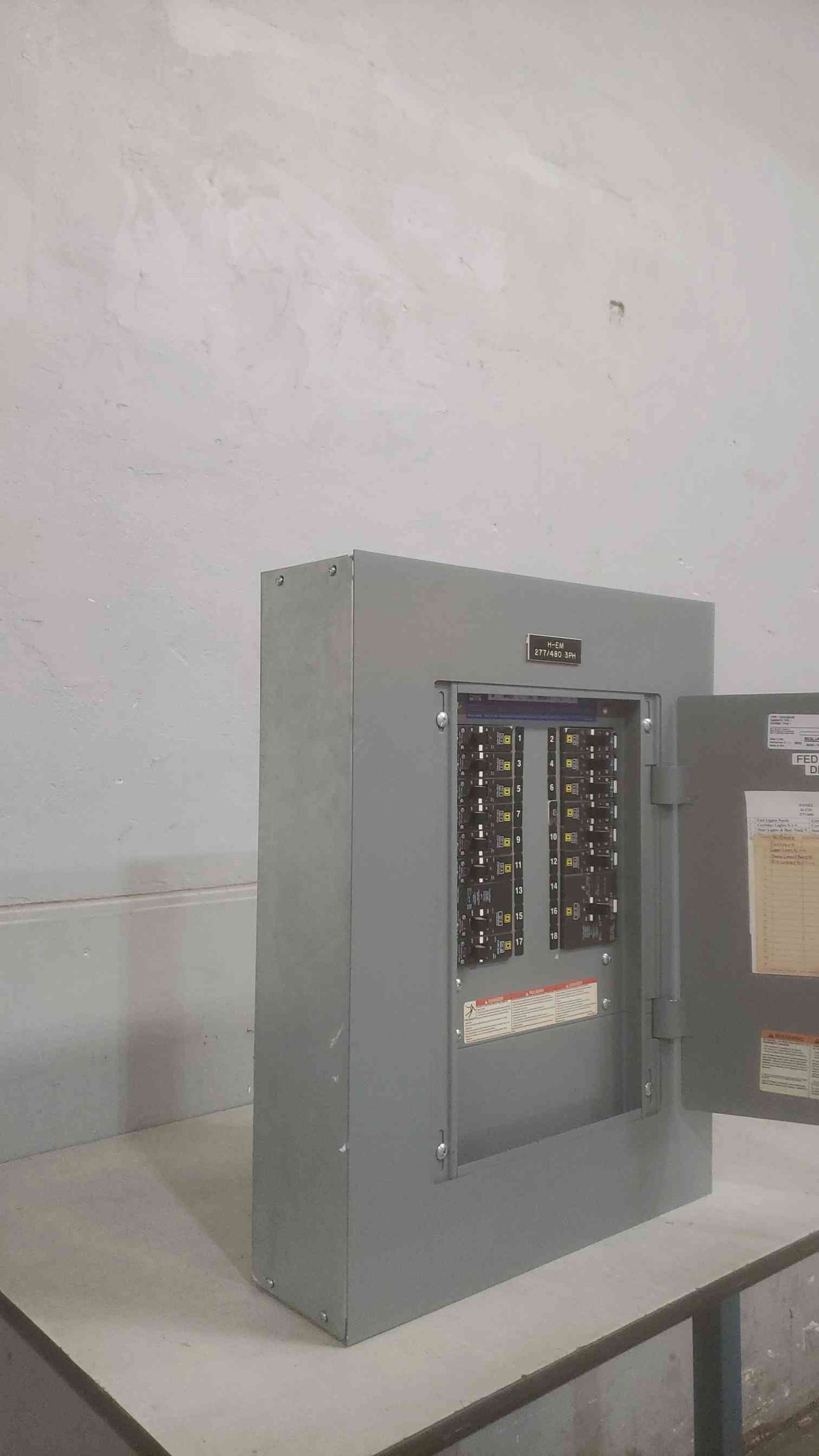125A SQUARE D NF 277/480v 3PH 4W Panelboard NF418L1C
