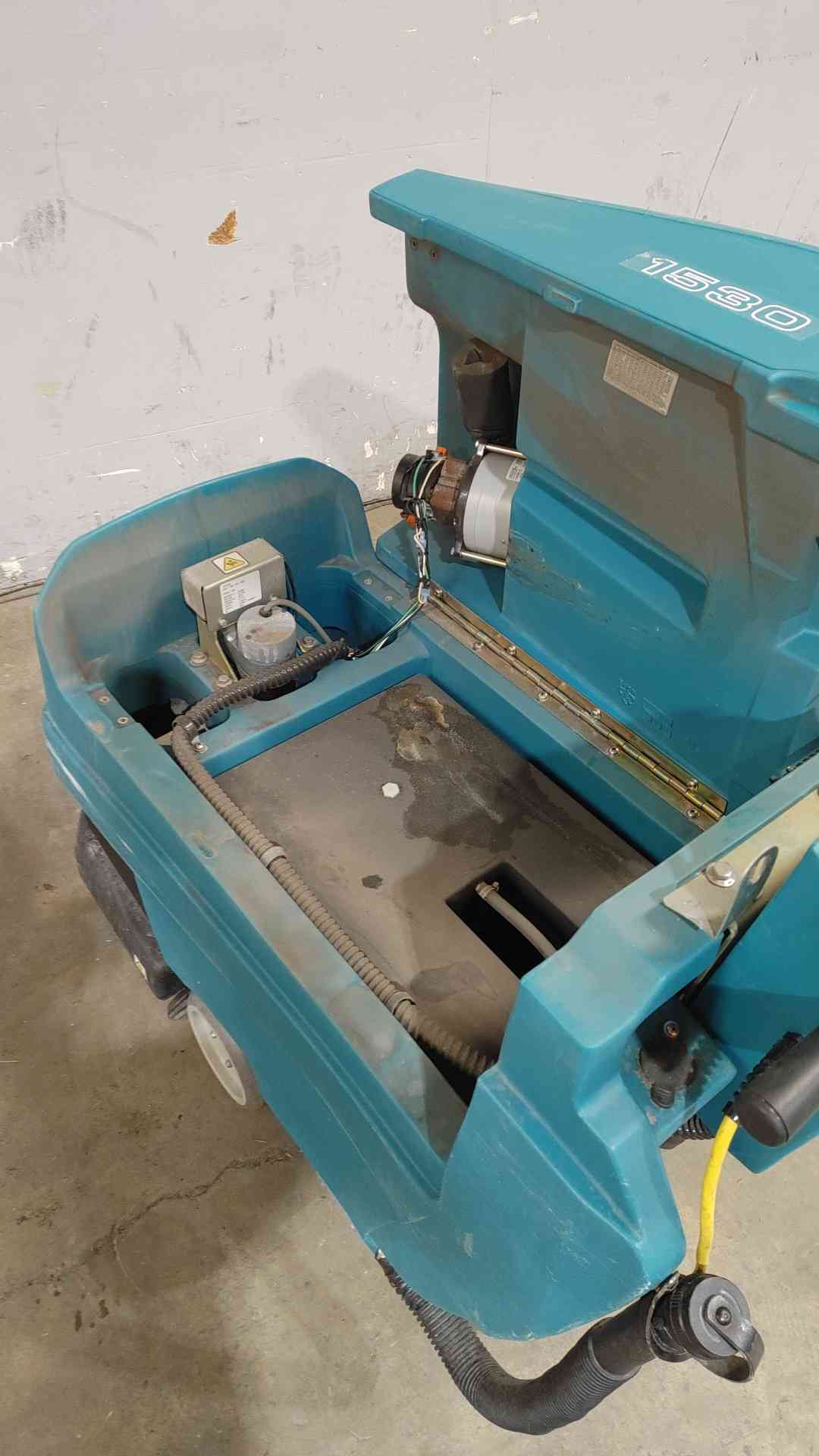 TENNANT 1530 Walk-Behind Carpet Extractor(SKU: 111250)