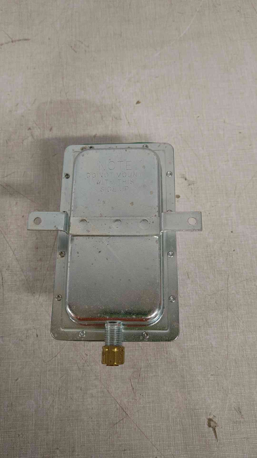 Cleveland Controls Air Pressure Sensing Switch W/ Adjustable ser Point Range AFS-222 (SKU: 111705)