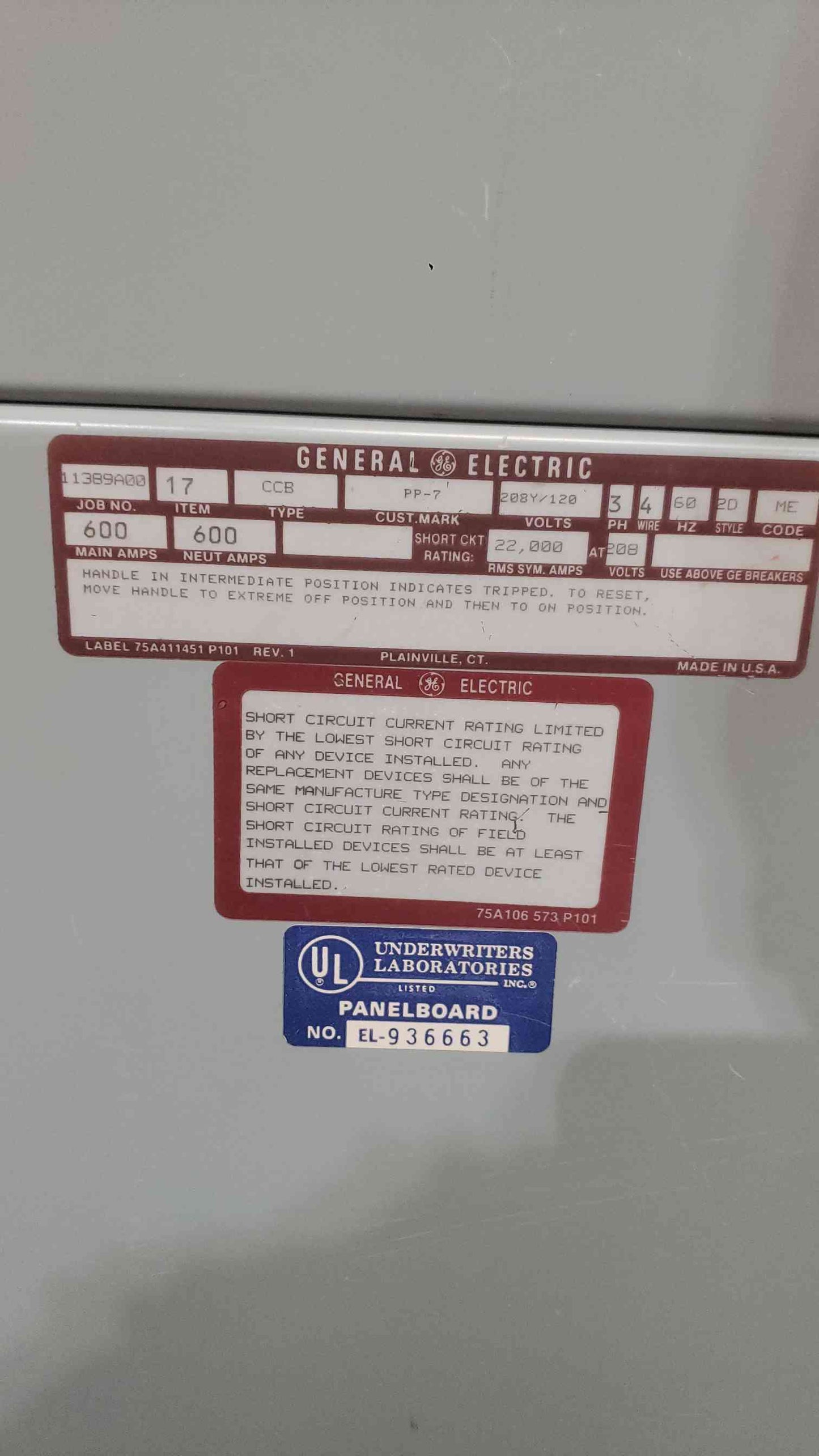 GE 600A 208Y/120 3PH 4W Panelboard w/ 3 Breakers (SKU: 112262)