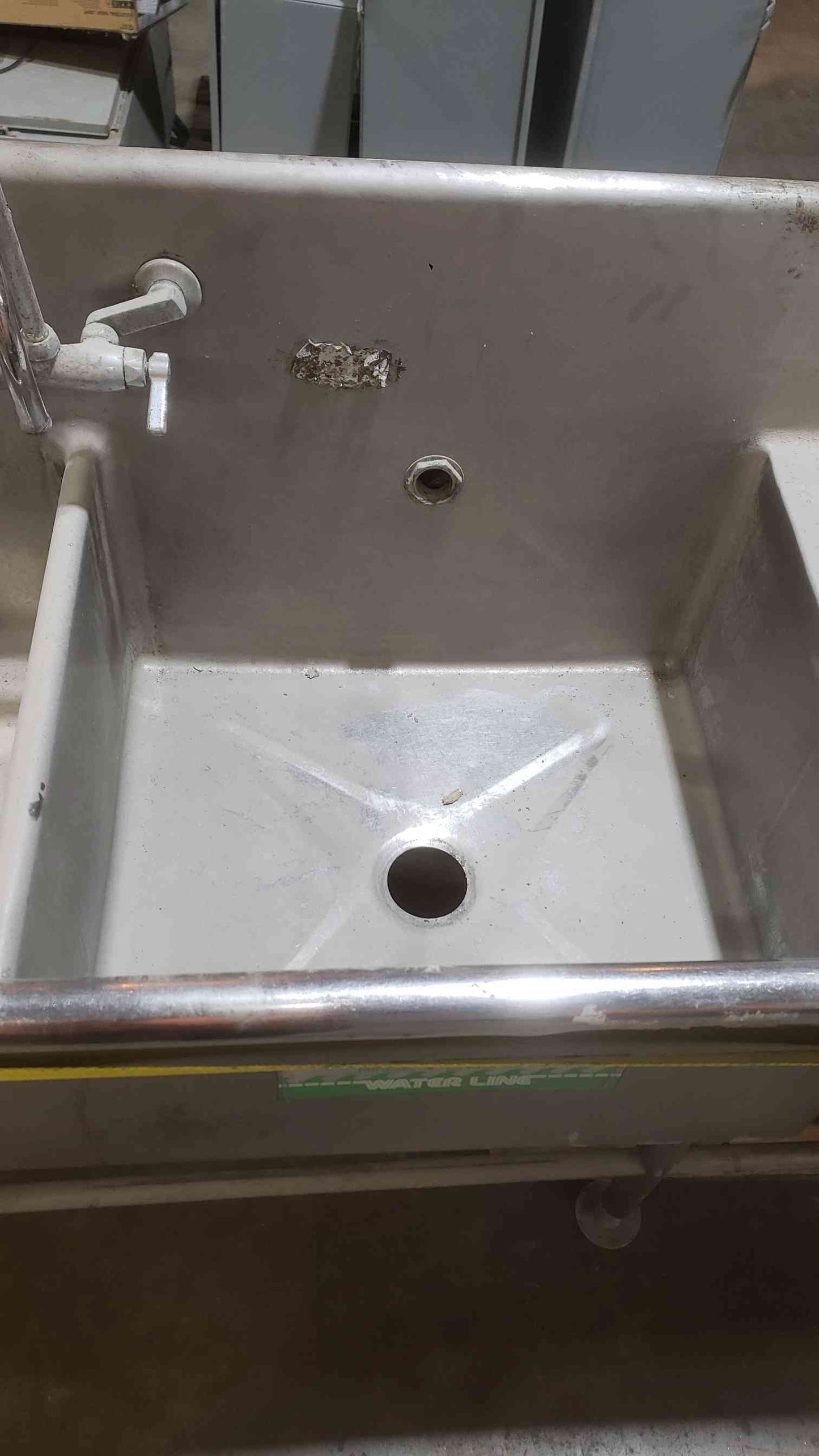 Stainless Steel 17'9" 4 Basin Sink w/ Faucets (SKU: 112281)