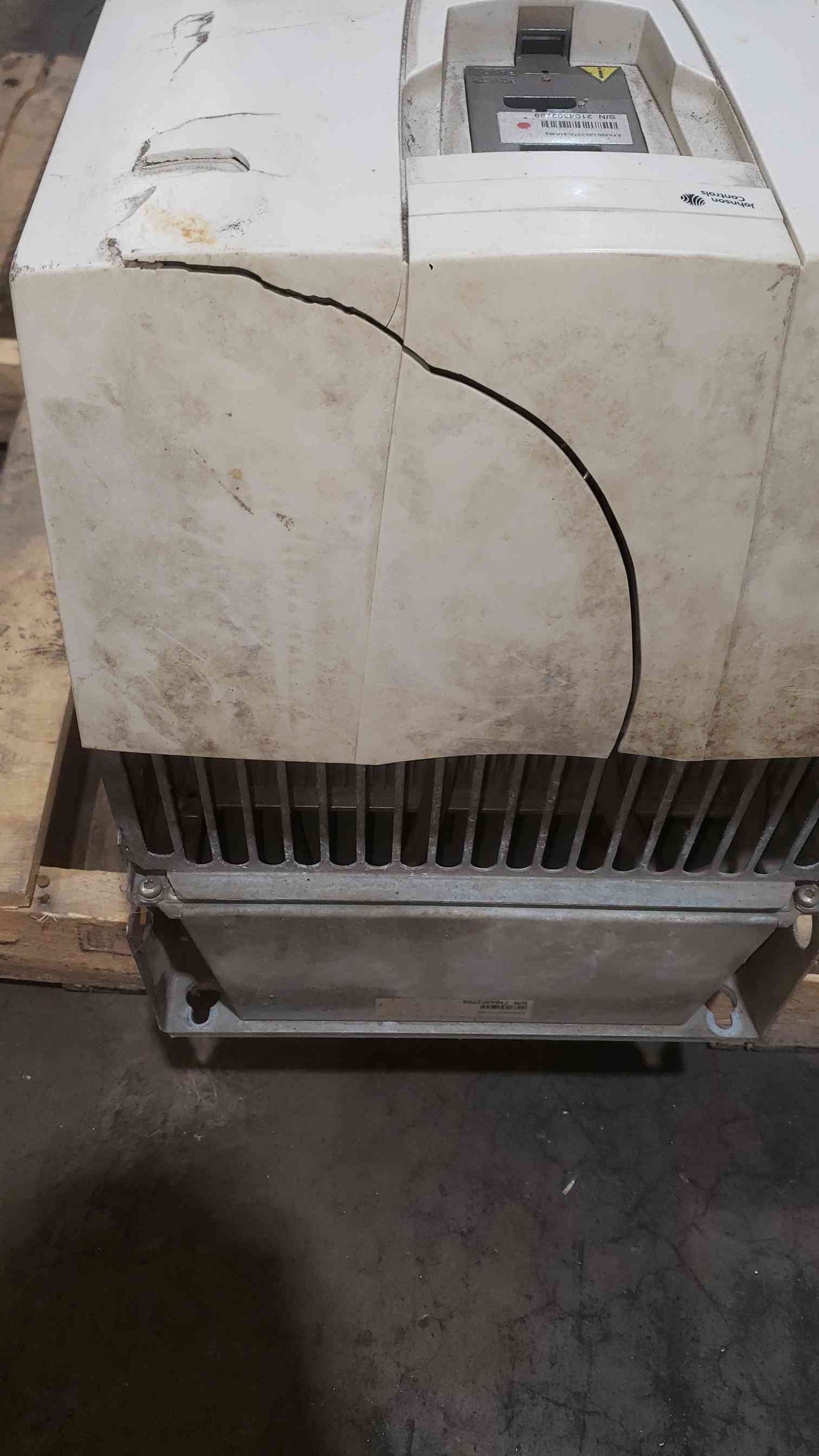 Johnson Controls ABB AYK550-UH-157a VFD 157A (Cracked Top)  (SKU: 112500)