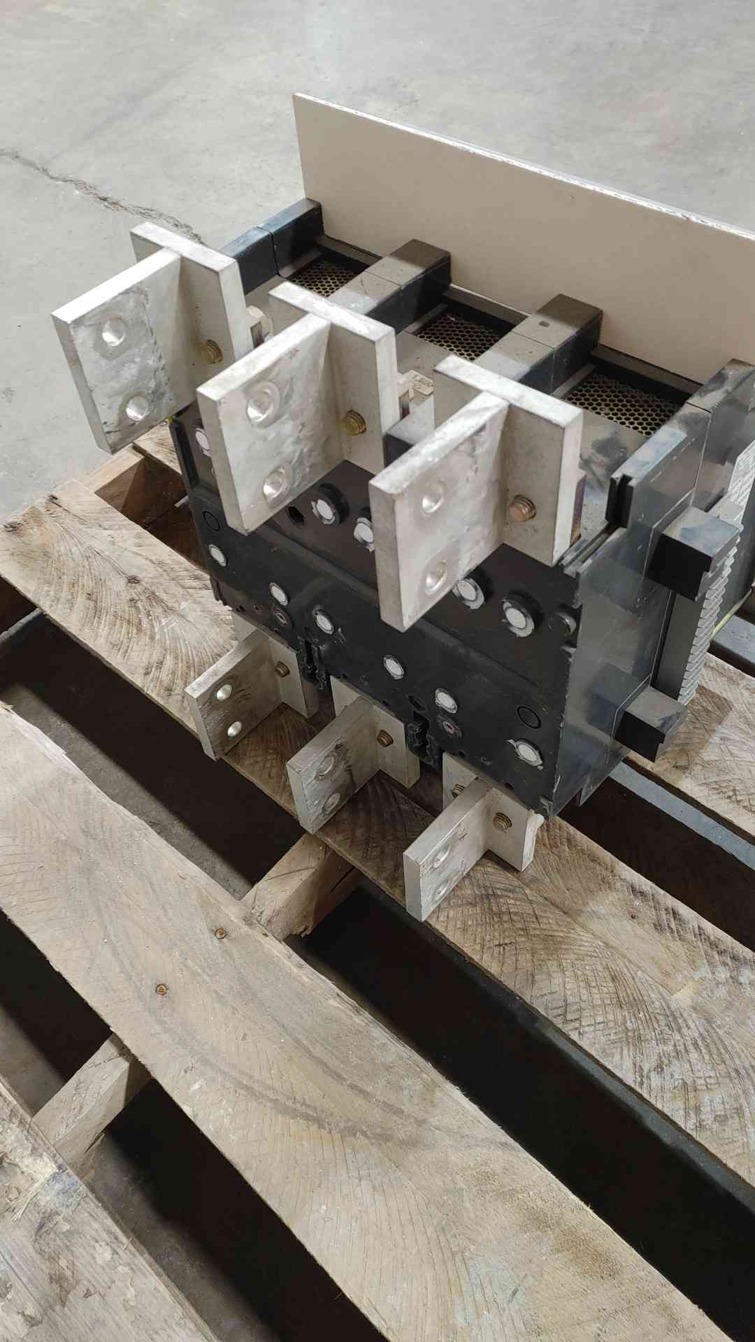GE Power Break II 1600A 600V 3Pole STD BREAK Circuit Breaker SSF16D216(SKU: 112633)
