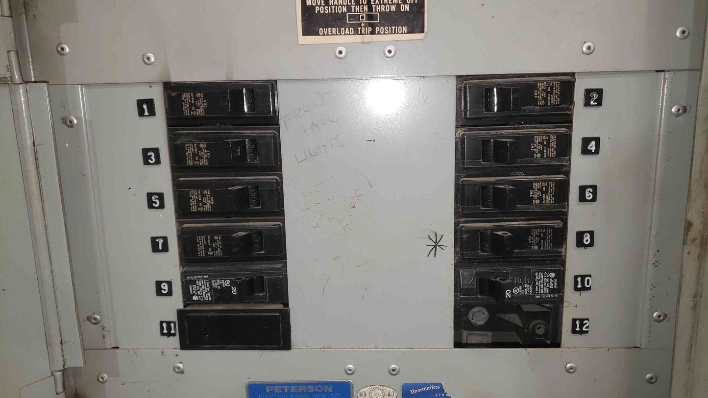 Peterson 100A 120/208V 3 Phase 12-Circuit Panelboard Siemens 15A 20A Breakers