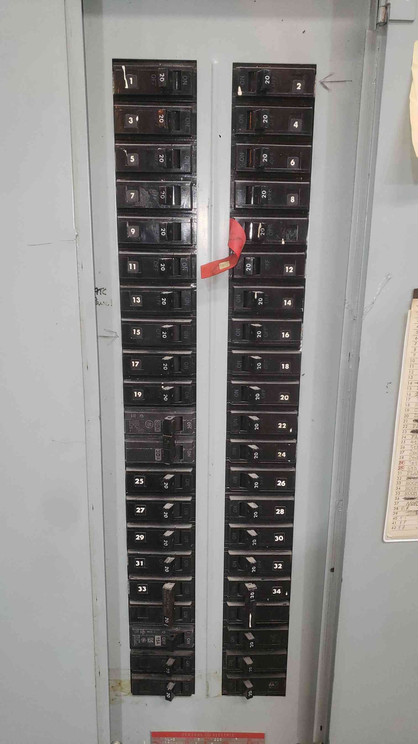GE NLAB 225A 120/208V 3 Phase Panelboard 35x 20A 15A TQB Breakers BE265478