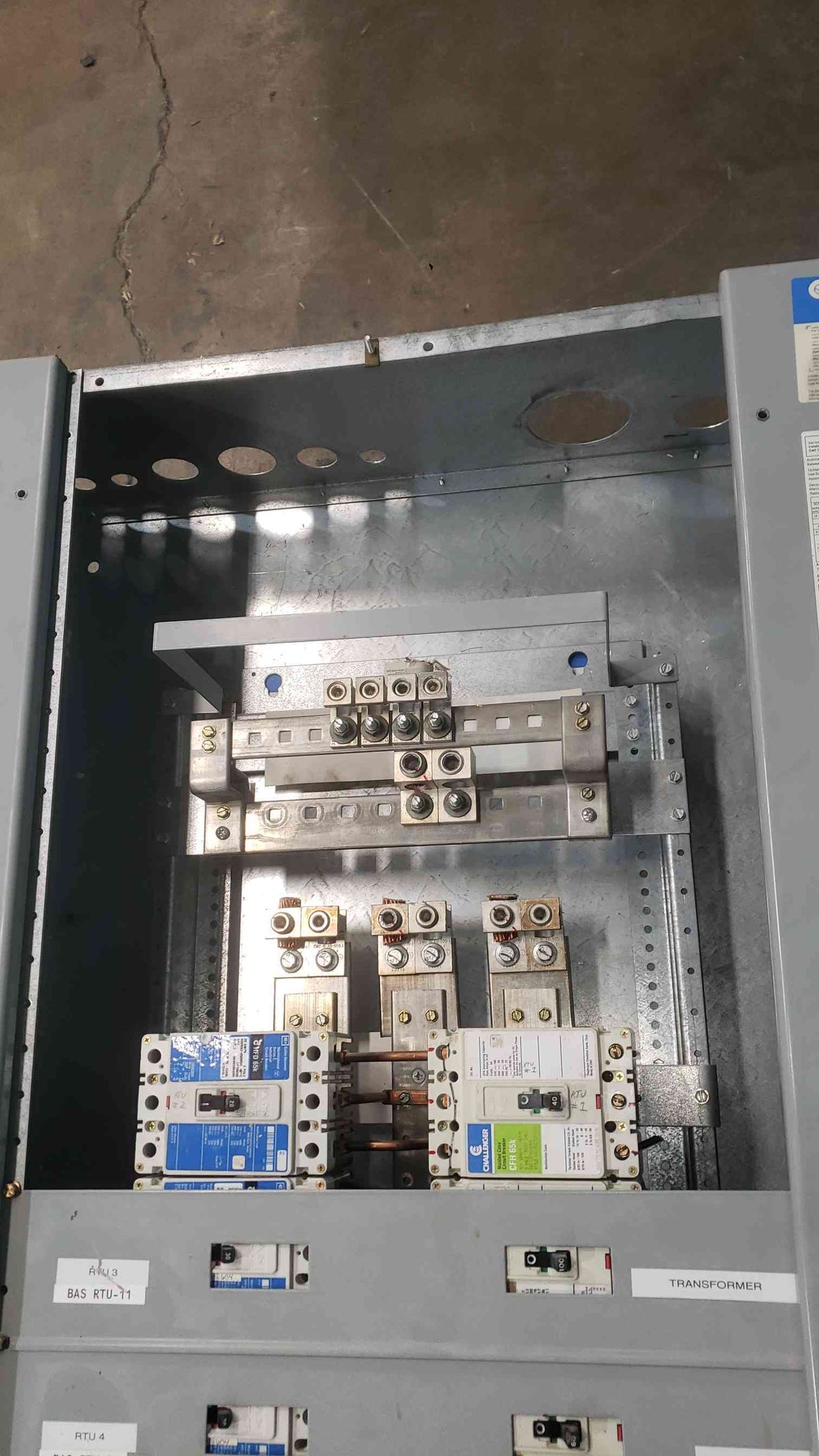 Challenger PM4 600A 480V 3 Phase Distribution Panelboard 250A 100A 3P Breakers